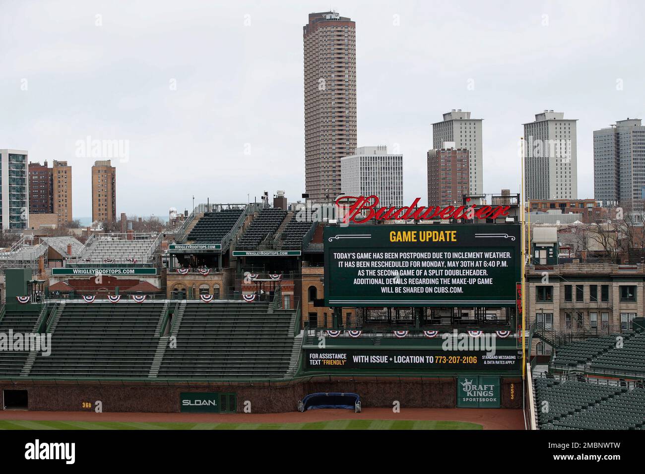 Empty seats are seen at Wrigley Field as a baseball game between the Chicago Cubs and Milwaukee Brewers is postponed due to inclement weather, Friday, April 8, 2022, in Chicago. (AP Photo/Kamil Krzaczynski) Stockfoto