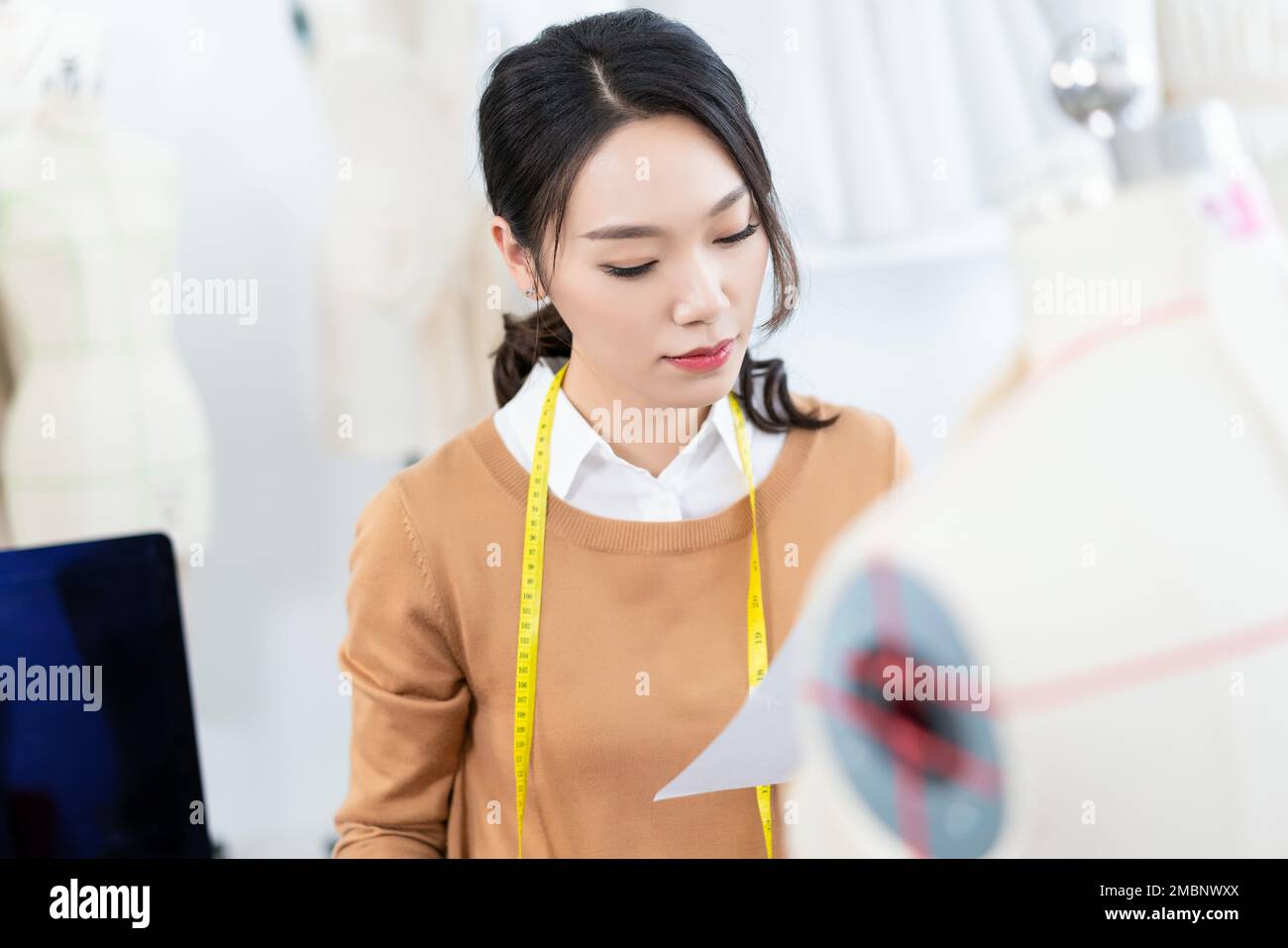 Junge Modedesignerinnen Stockfoto