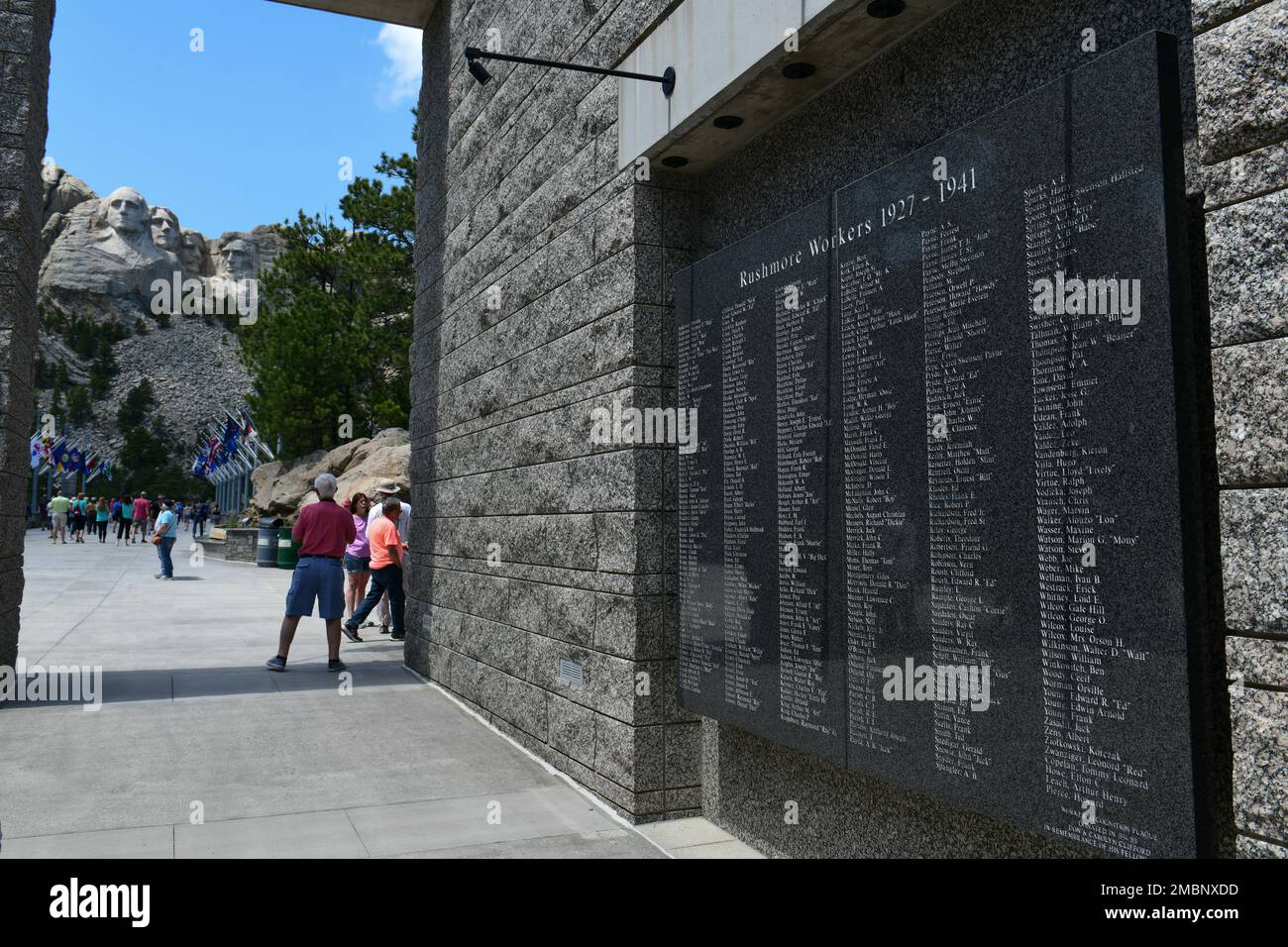 Das Mount Rushmore National Monument in South Dakota hat eine gravierte Plakette mit den Namen aller Personen, die an dem Monument gearbeitet haben. An dem Denkmal nahmen fast 400 Männer und Frauen während des 14-jährigen Bauprozesses Teil. Stockfoto