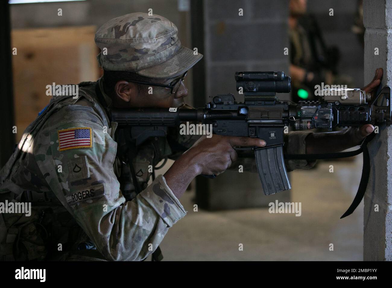 USA Army Georgia National Guard PFC. Jihad Rogers, ein Infanterist der Bravo Company mit Sitz in Newnan, 2. Bataillon, 121. Infanterie-Regiment, 48. Infanterie-Brigade-Kampfteam, bietet Sicherheit außerhalb eines freigegebenen Gebäudes während der Exportable Combat Training Capability (XCTC) des 48. IBCT in Fort Stewart, GA, 18. Juni 2022. XCTC ist die USA Das Rekordprogramm der Nationalgarde der Armee, das es Brigaden-Kampfteams ermöglicht, die ausgebildete Zugbereitschaft zu erreichen, die notwendig ist, um auf der ganzen Welt zu kämpfen und Schlachten zu gewinnen. Die XCTC-Übung umfasst etwa 4.400 Brigademitglieder Stockfoto