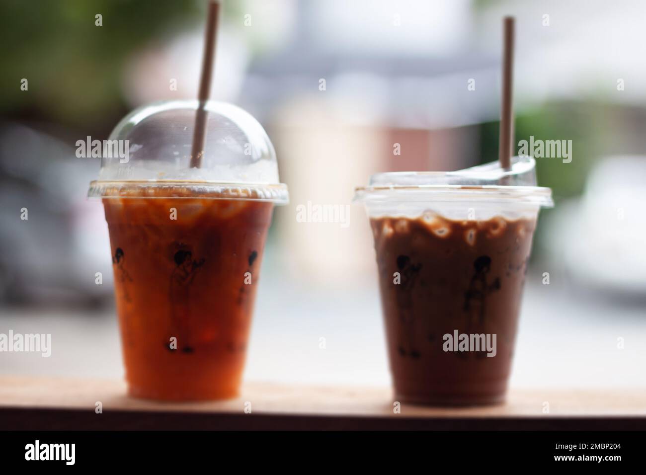 Schwarzer Kaffee mit Orangensaft und Eismocha auf einem Holztisch, Stockfoto Stockfoto