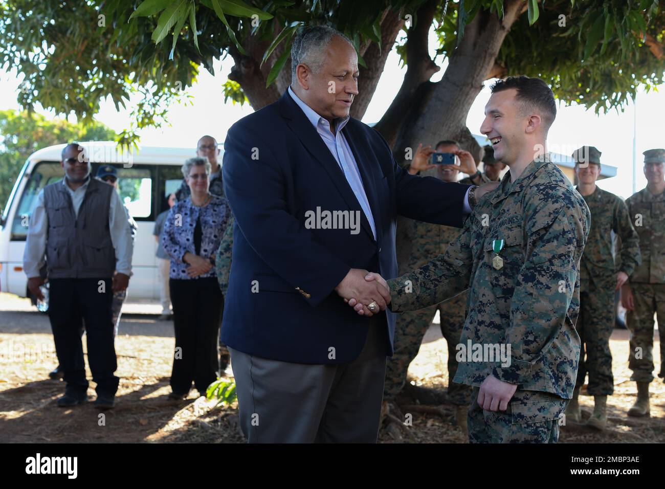 USA Marineminister Carlos Del Toro präsentiert Marinekorps 1. LT. Richard Denslow, Luftverteidigungsoffizier mit Marine Medium Tiltrotor Squadron 268 verstärkt, Luftkampfelement, Marine Rotational Force-Darwin (MRF-D) 22, die Navy and Marine Corps Commendation Medal für seine Bemühungen, die Koordinierung des MRF-D-Kampfraums auszuweiten; Während eines Besuchs mit MRF-D am Royal Australian Air Force Base Darwin, NT, Australien, 18. Juni 2022. Minister Del Toro besuchte Marines und Matrosen mit MRF-D 22 und Personal der australischen Streitkräfte im Rahmen des indo-pazifischen Schlachtfeld-Circulati Stockfoto