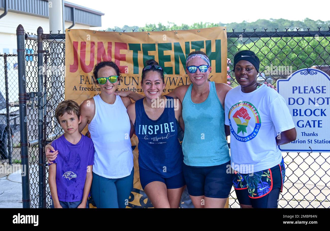 Von links posieren Sam Satterlee, Carrie Satterlee, Maritza McAulay, Stephanie Dulaney und Theresa Vaughn für ein Foto vor einem Juneteenth-Banner vor der Marion Street Station am 18. Juni 2022. Die Gruppe nahm am Juneteenth 5K Family Run and Walk Teil, um die Gleichberechtigung aller Menschen und die Emanzipationserklärung 1863 zu feiern, die das Ende der versklavten Menschen in Amerika verkündete. Stockfoto Von links posieren Sam Satterlee, Carrie Satterlee, Maritza McAulay, Stephanie Dulaney und Theresa Vaughn für ein Foto vor einem Juneteenth-Banner vor der Marion Street Station am 18. Juni 2022. Die Gruppe nahm am Juneteenth 5K Family Run and Walk Teil, um die Gleichberechtigung aller Menschen und die Emanzipationserklärung 1863 zu feiern, die das Ende der versklavten Menschen in Amerika verkündete. Stockfoto