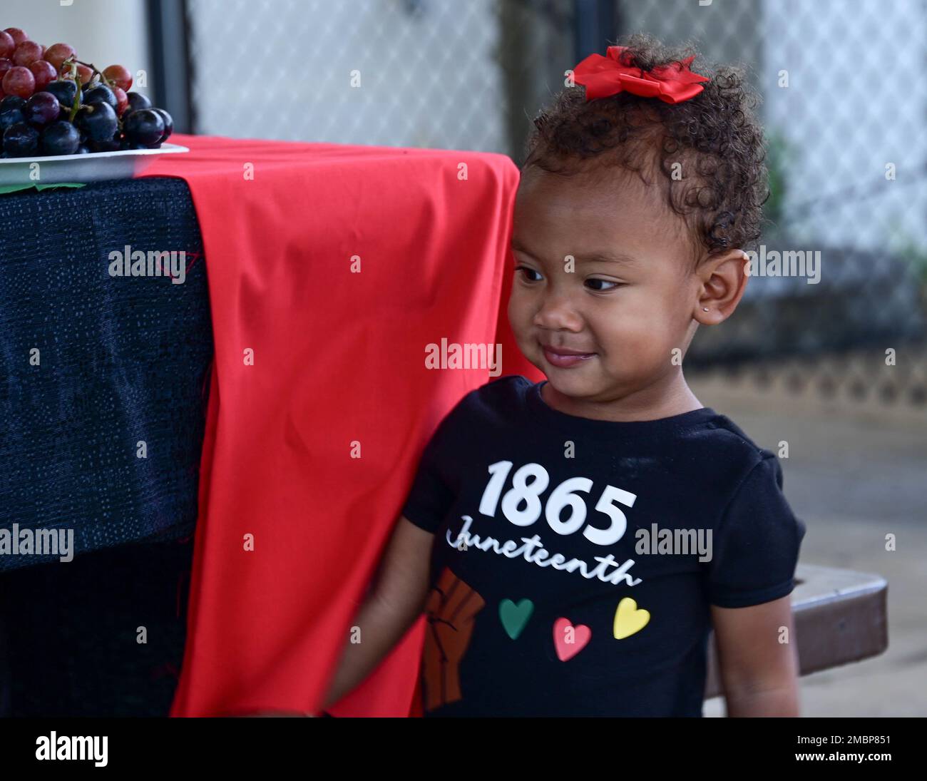 Olivia Stewart zeigt ihren Stolz auf die Juneteenth am 18. Juni 2022 beim Juneteenth 5K Family Fun Run and Walk. Mehr als 50 nahmen an der Marion Street Station Teil, um ihre Unterstützung für die Emanzipationserklärung von 1863 zu zeigen. Stockfoto Olivia Stewart zeigt ihren Stolz auf die Juneteenth am 18. Juni 2022 beim Juneteenth 5K Family Fun Run and Walk. Mehr als 50 nahmen an der Marion Street Station Teil, um ihre Unterstützung für die Emanzipationserklärung von 1863 zu zeigen. Stockfoto