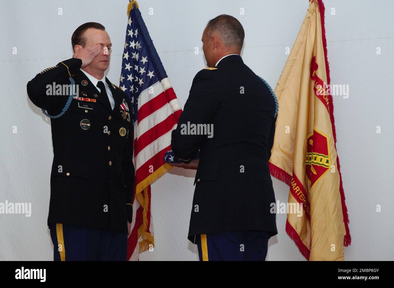 FORT MEADE, Md - Die Sfc. Joshua M. King, ein Infanterist, der der US-Armee Garrison Fort George G. Meade zugeteilt wurde, erhält eine gefaltete Flagge zur Erinnerung an seine Karriere während seiner Ruhestandszeremonie hier am 18. Juni 2022. King ist seit dem 6. September 2002 in der Armee tätig, wo er in den Rang von Sergeant First Class aufstieg, bevor er nach 20 Jahren in den Ruhestand ging. Stockfoto