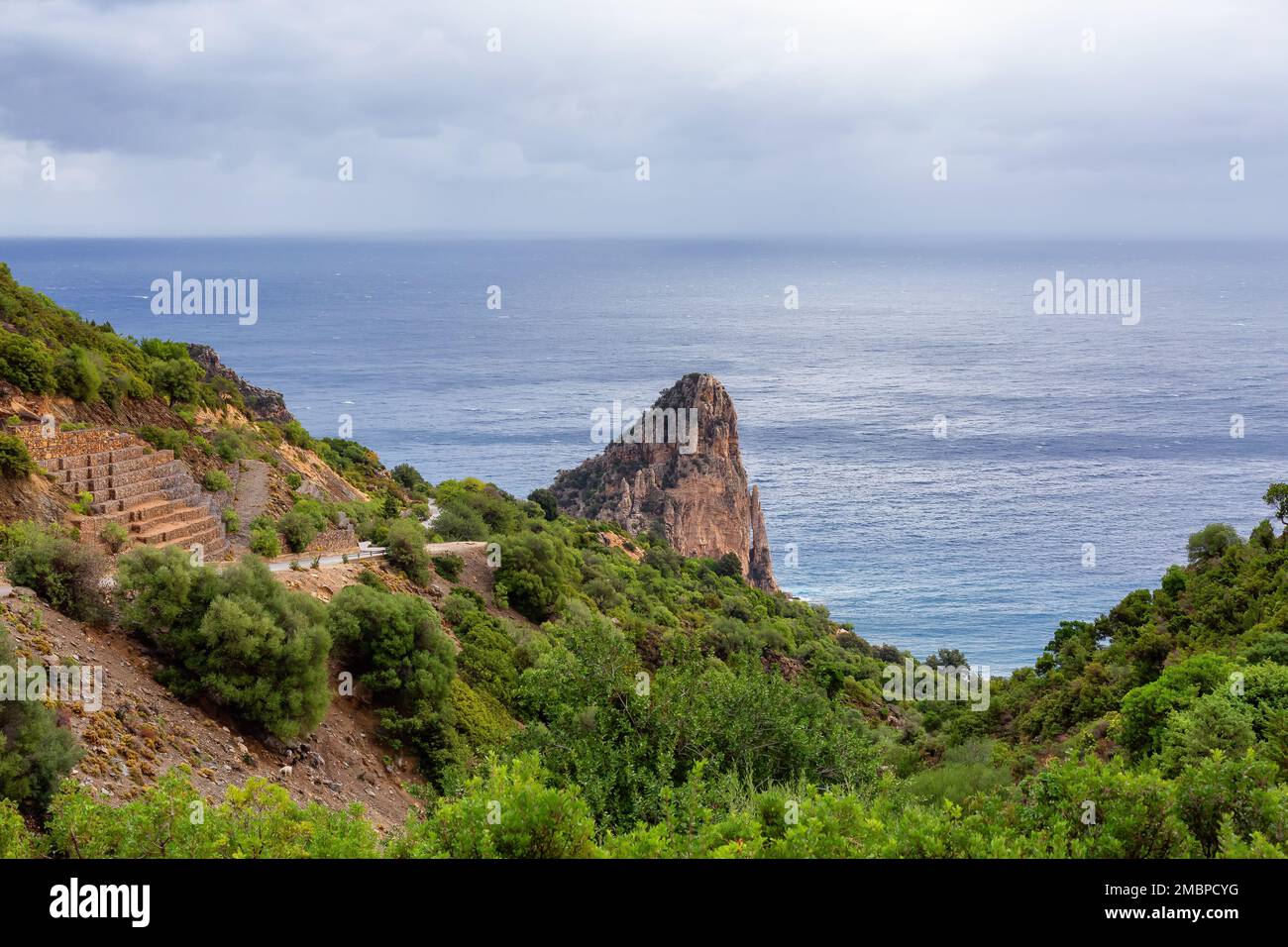 Rocky Coast on the Sea in Pedra Longa, Sardinien, Italien. Stockfoto