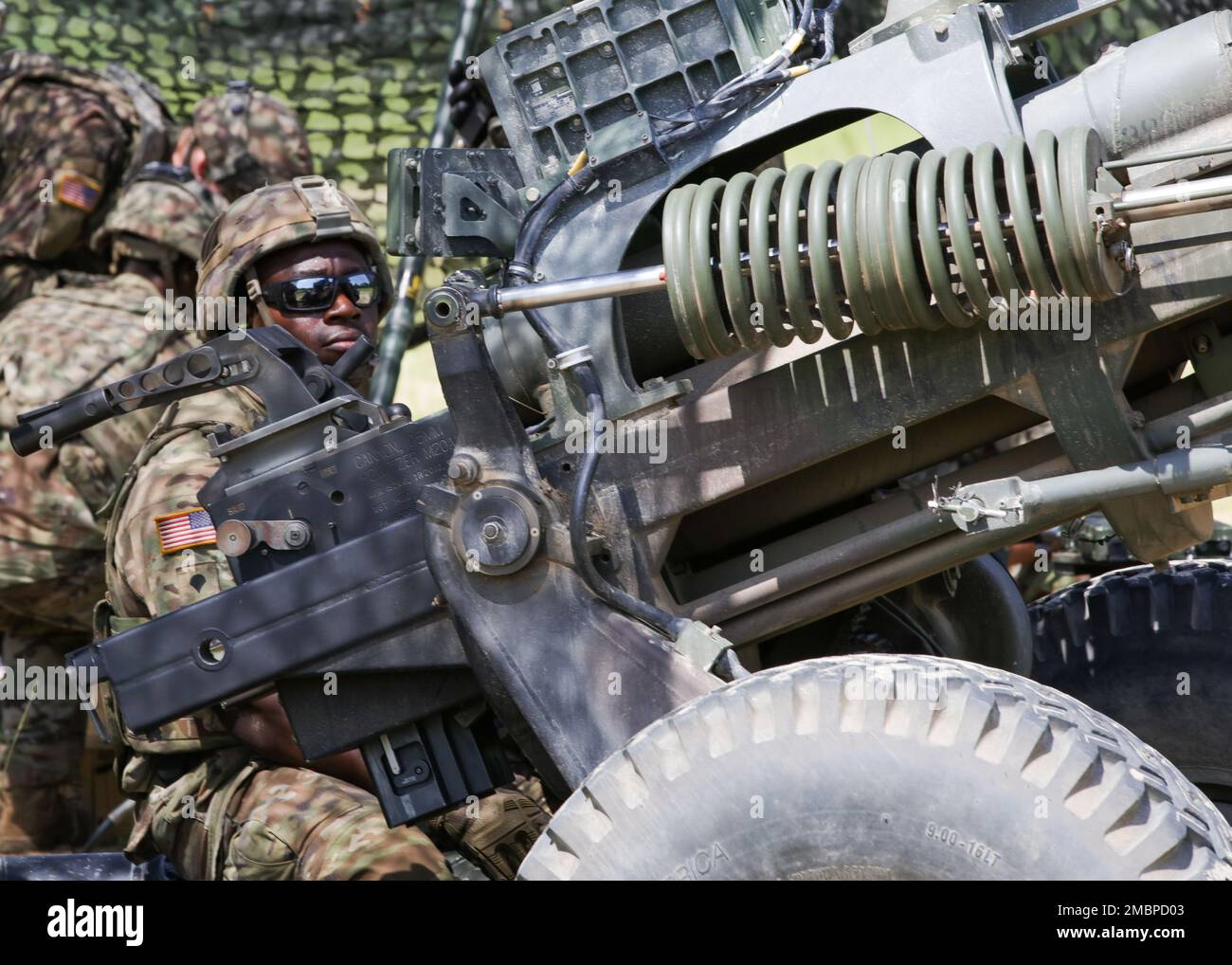 Ein Soldat der Nationalgarde von Georgia, dem 1. Bataillon, 118. Artillerie-Regiment in Savannah zugeteilt, wartet auf eine Feuermission für das M119 gezogene Howitzer-Waffensystem seines Teams am 18. Juni 2022 in Fort Stewart, Georgia Stockfoto