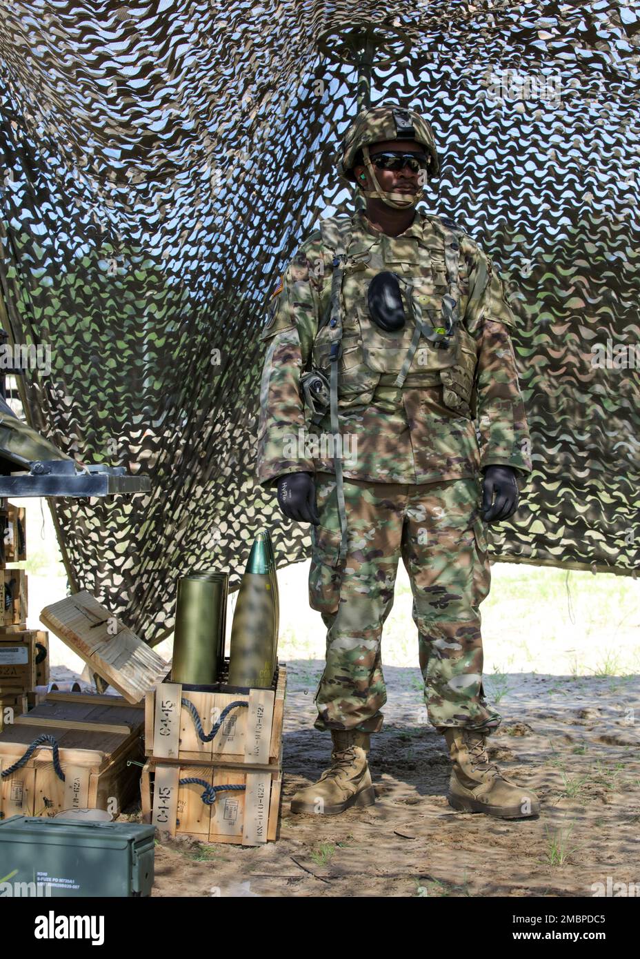 Ein Soldat der Nationalgarde von Georgia, dem 1. Bataillon, 118. Artillerie-Regiment in Savannah zugeteilt, wartet auf eine Feuermission für das M119. Howitzer-Waffensystem seines Teams am 18. Juni 2022 in Fort Stewart, Georgia Stockfoto