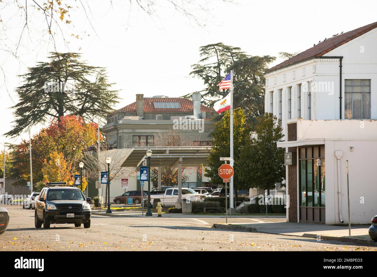Marysville, Kalifornien, USA - 23. November 2021: Der Verkehr führt durch das historische Stadtzentrum von Marysville. Stockfoto