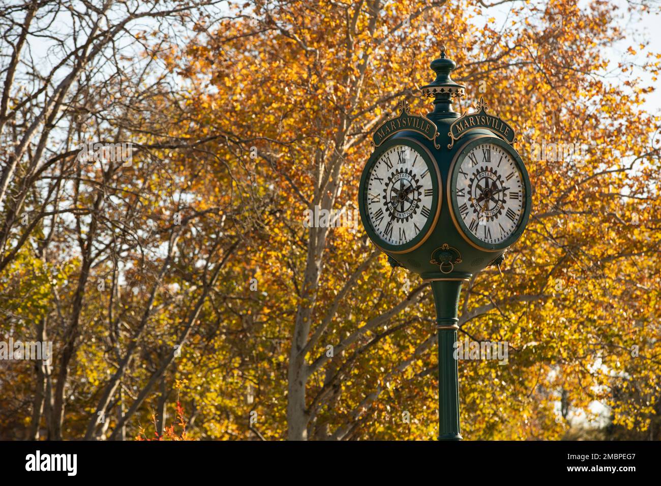Marysville, Kalifornien, USA - 23. November 2021: Die historische Drehuhr im Zentrum von Marysville leuchtet im Herbst. Stockfoto