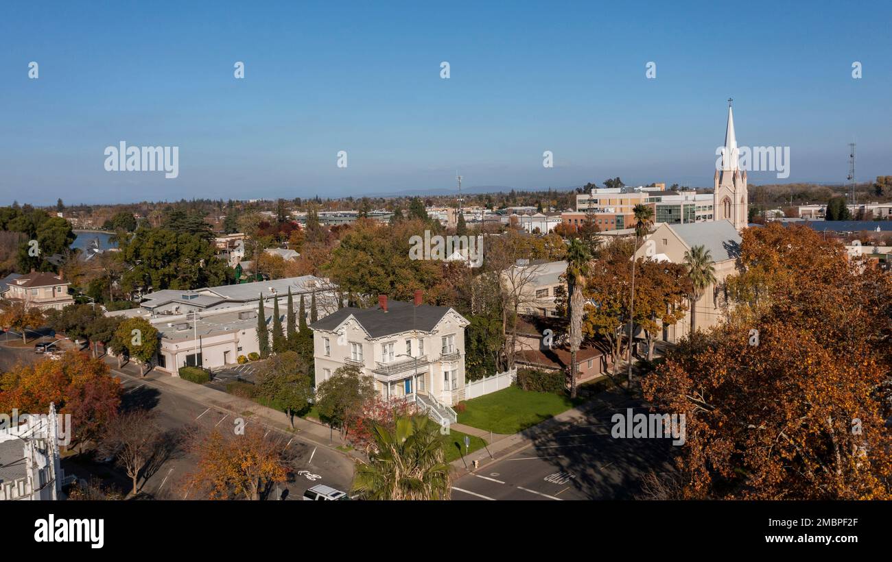 Am Nachmittag können Sie die Innenstadt und die umliegenden Viertel von Marysville, Kalifornien, USA, aus der Vogelperspektive betrachten. Stockfoto