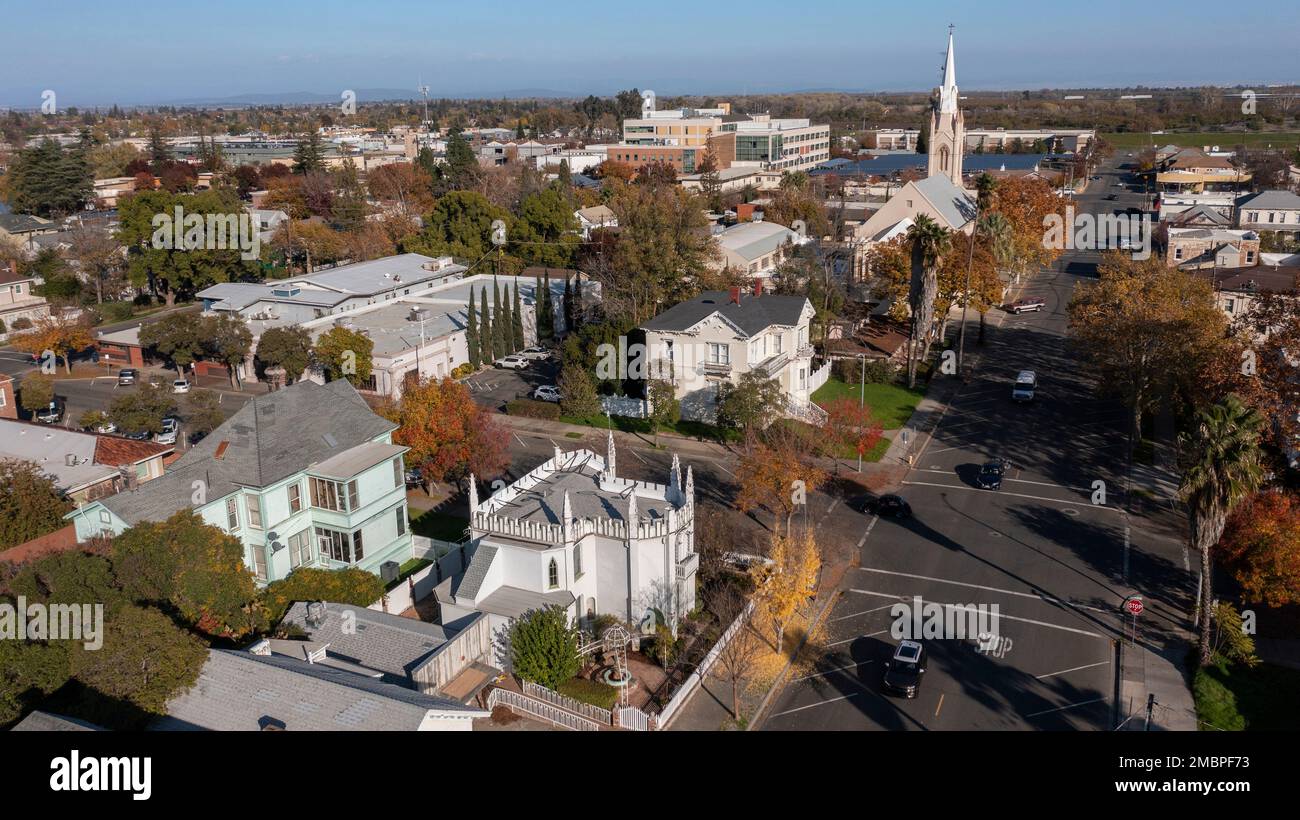 Am Nachmittag können Sie die Innenstadt und die umliegenden Viertel von Marysville, Kalifornien, USA, aus der Vogelperspektive betrachten. Stockfoto