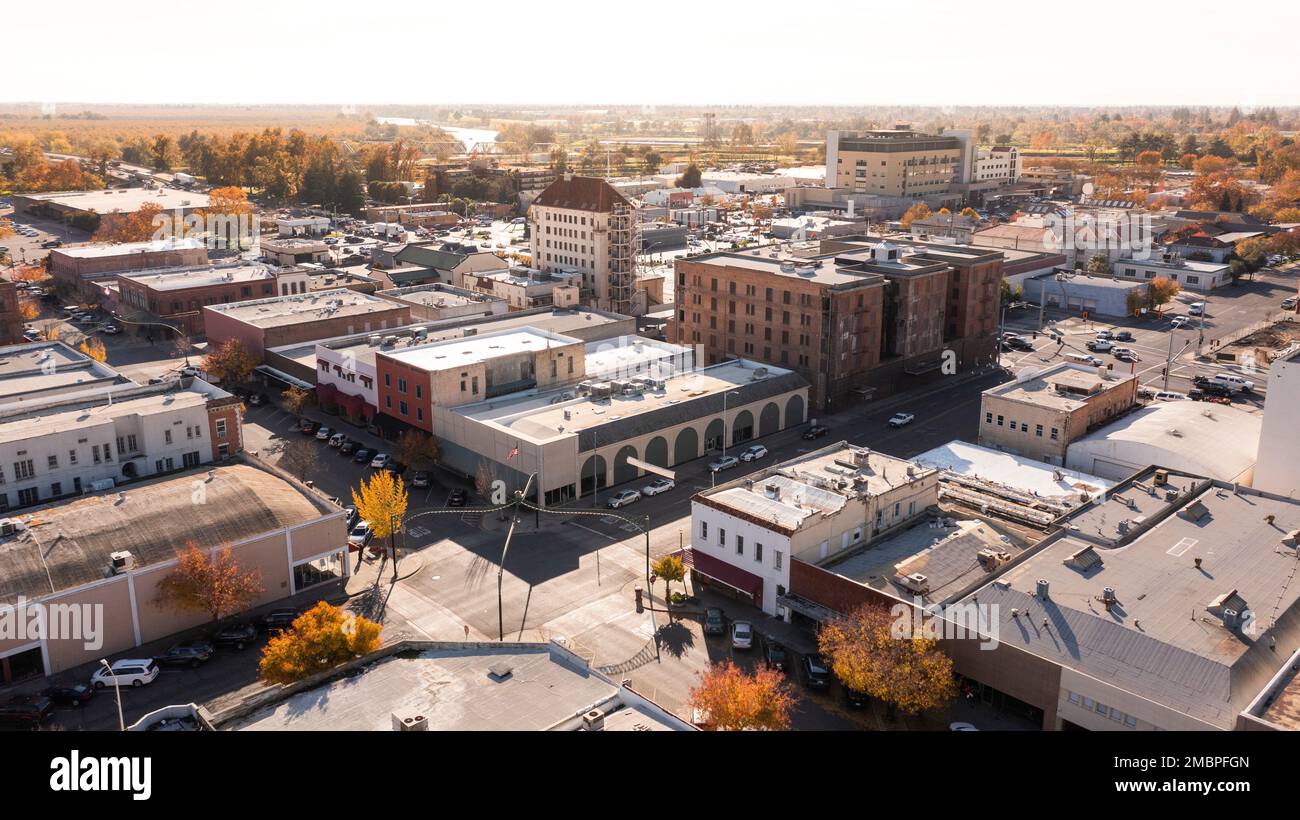 Am Nachmittag können Sie die Innenstadt und die umliegenden Viertel von Marysville, Kalifornien, USA, aus der Vogelperspektive betrachten. Stockfoto