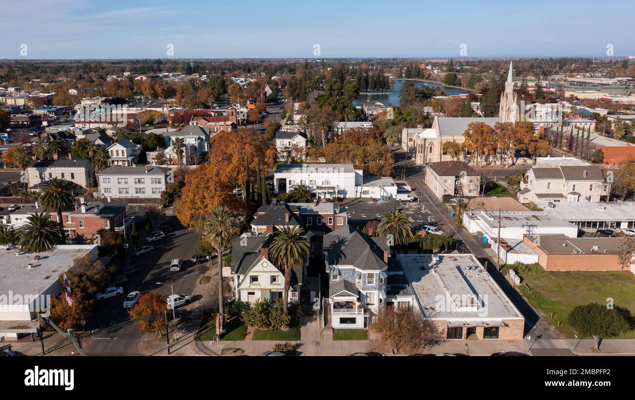 Am Nachmittag können Sie die Innenstadt und die umliegenden Viertel von Marysville, Kalifornien, USA, aus der Vogelperspektive betrachten. Stockfoto