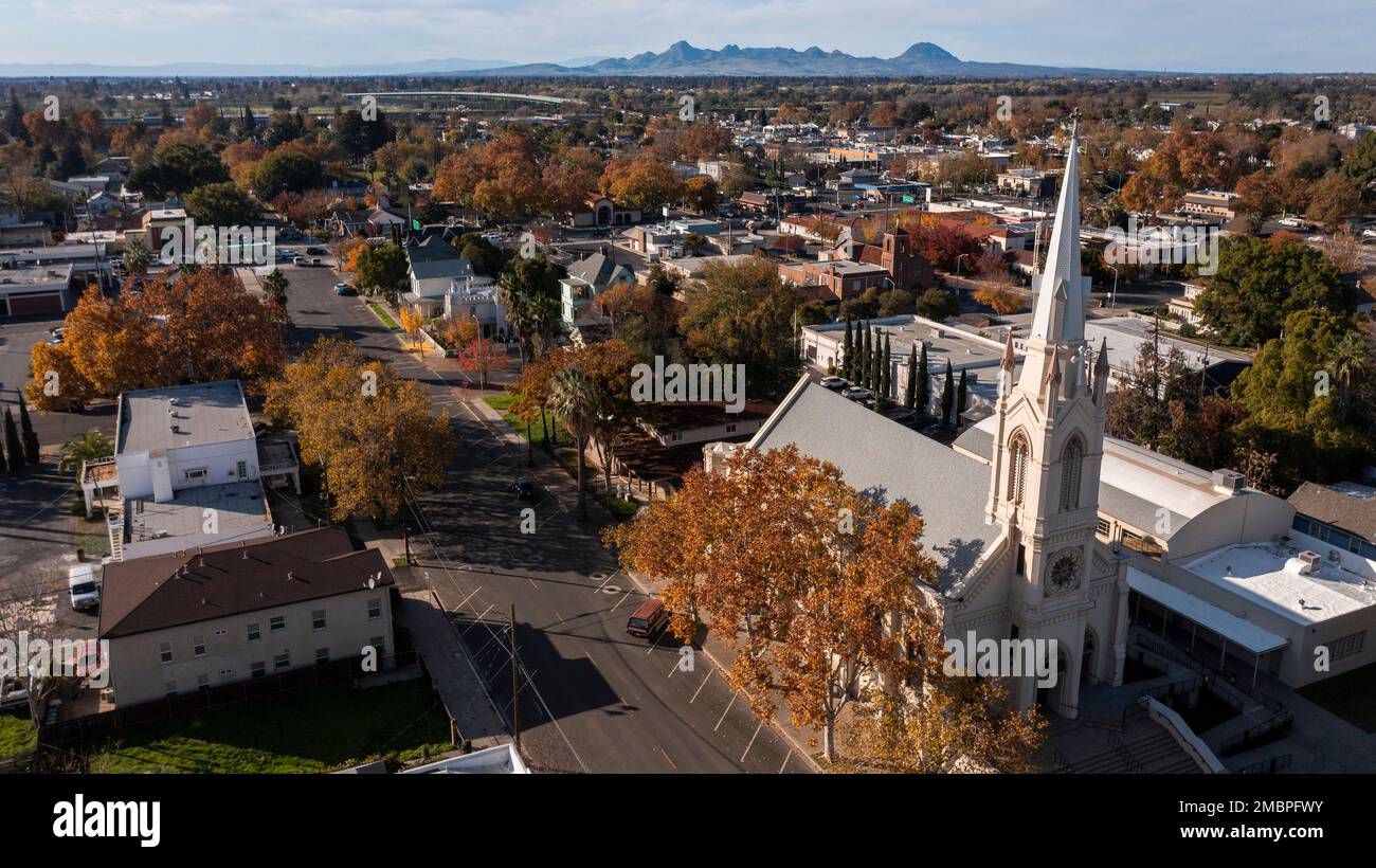 Am Nachmittag können Sie die Innenstadt und die umliegenden Viertel von Marysville, Kalifornien, USA, aus der Vogelperspektive betrachten. Stockfoto