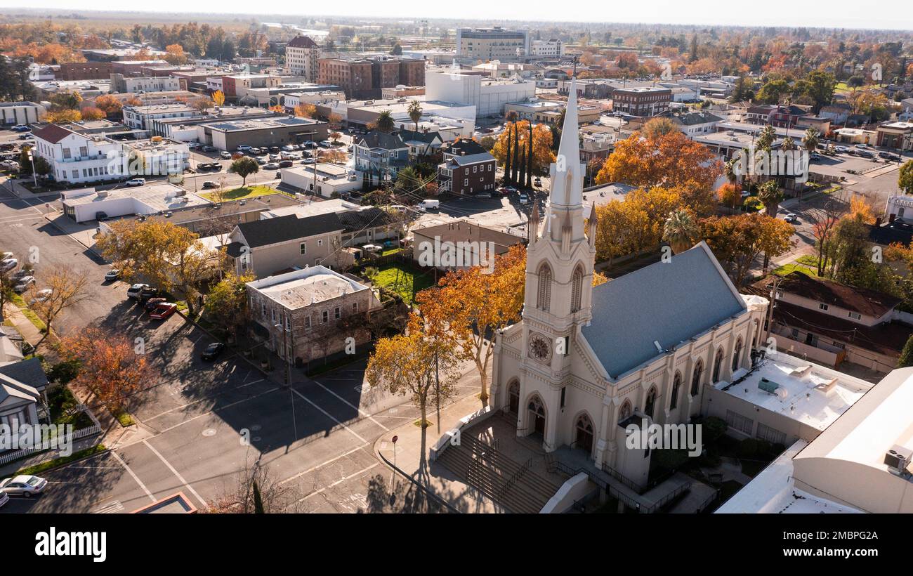 Am Nachmittag können Sie die Innenstadt und die umliegenden Viertel von Marysville, Kalifornien, USA, aus der Vogelperspektive betrachten. Stockfoto