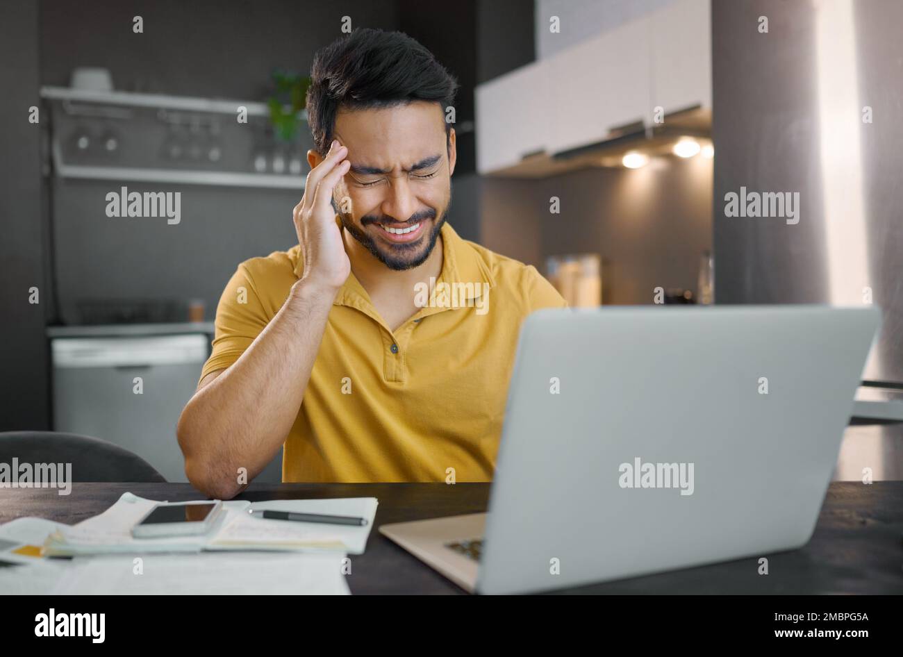 Mann mit Kopfschmerzen, Notebook für die Arbeit an entfernten Standorten und Schmerzen durch Stress und Burnout, frustriert durch Fehler und überarbeitet. Gesundheit, Müdigkeit und Arbeitsmüdigkeit Stockfoto