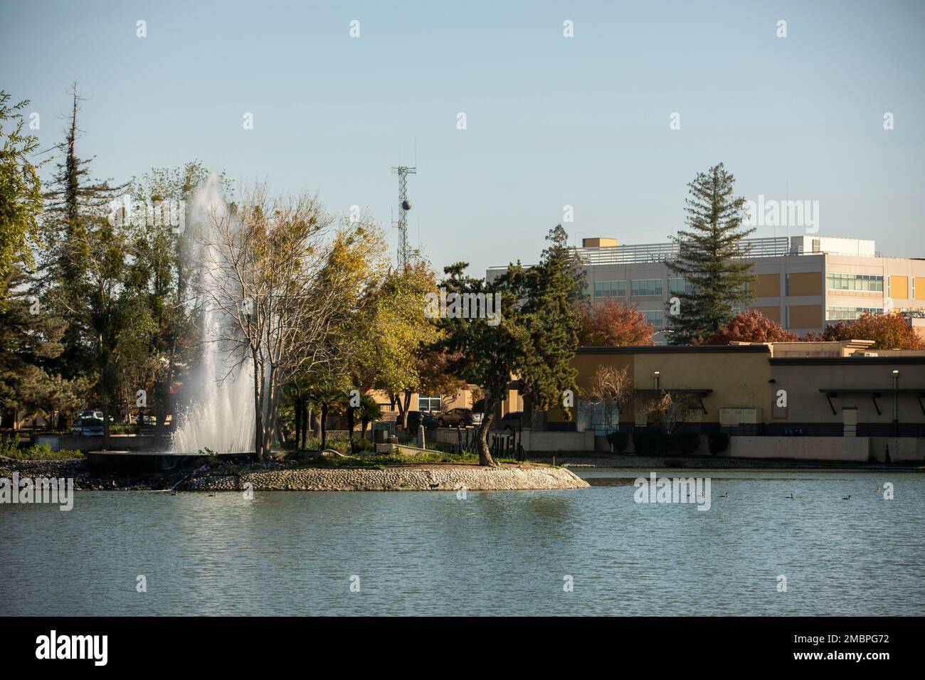 Nachmittagsblick auf einen See und das Stadtzentrum von Marysville, Kalifornien, USA. Stockfoto