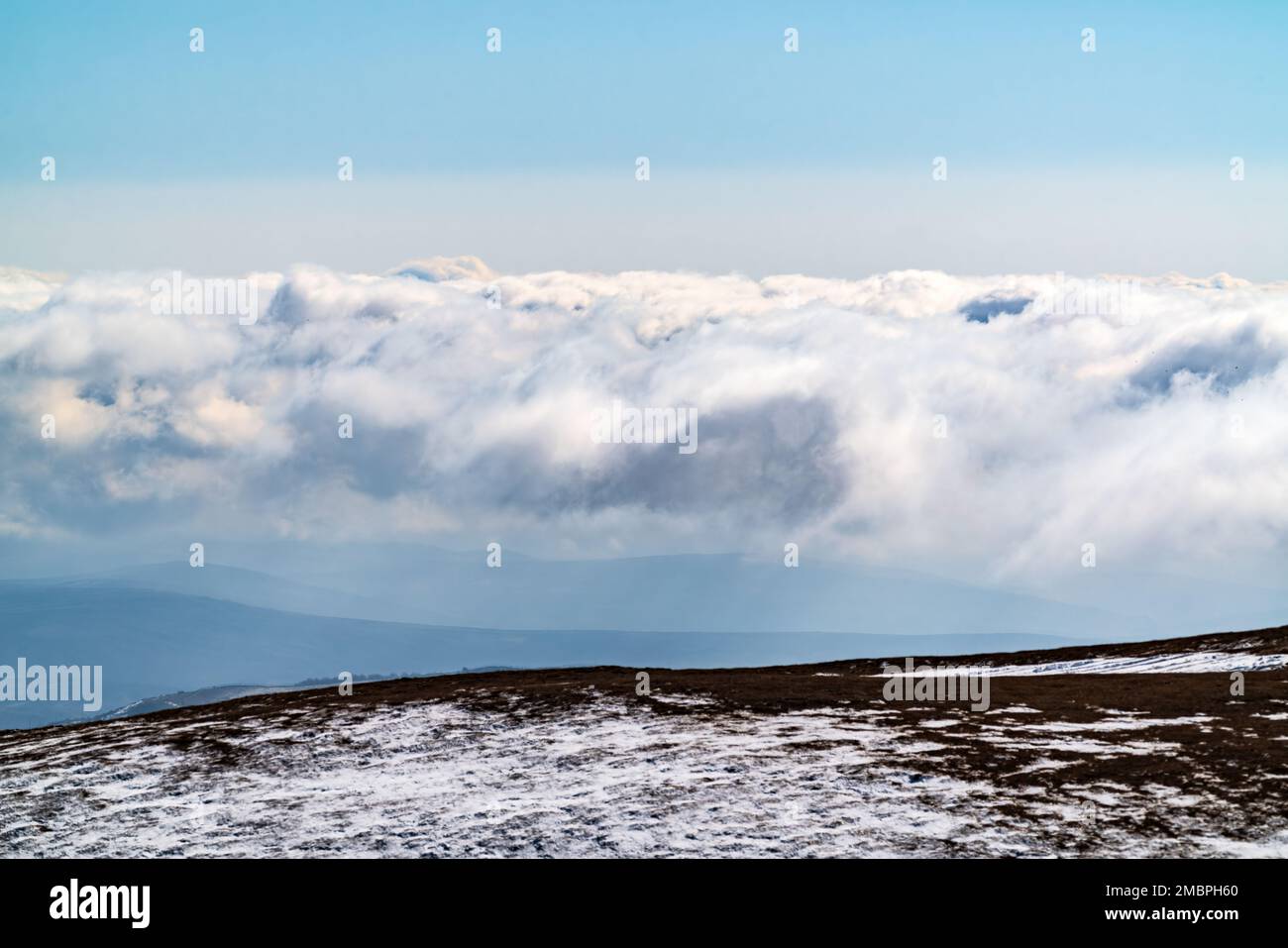 Schleier dicker Wolken über den Bergen Stockfoto