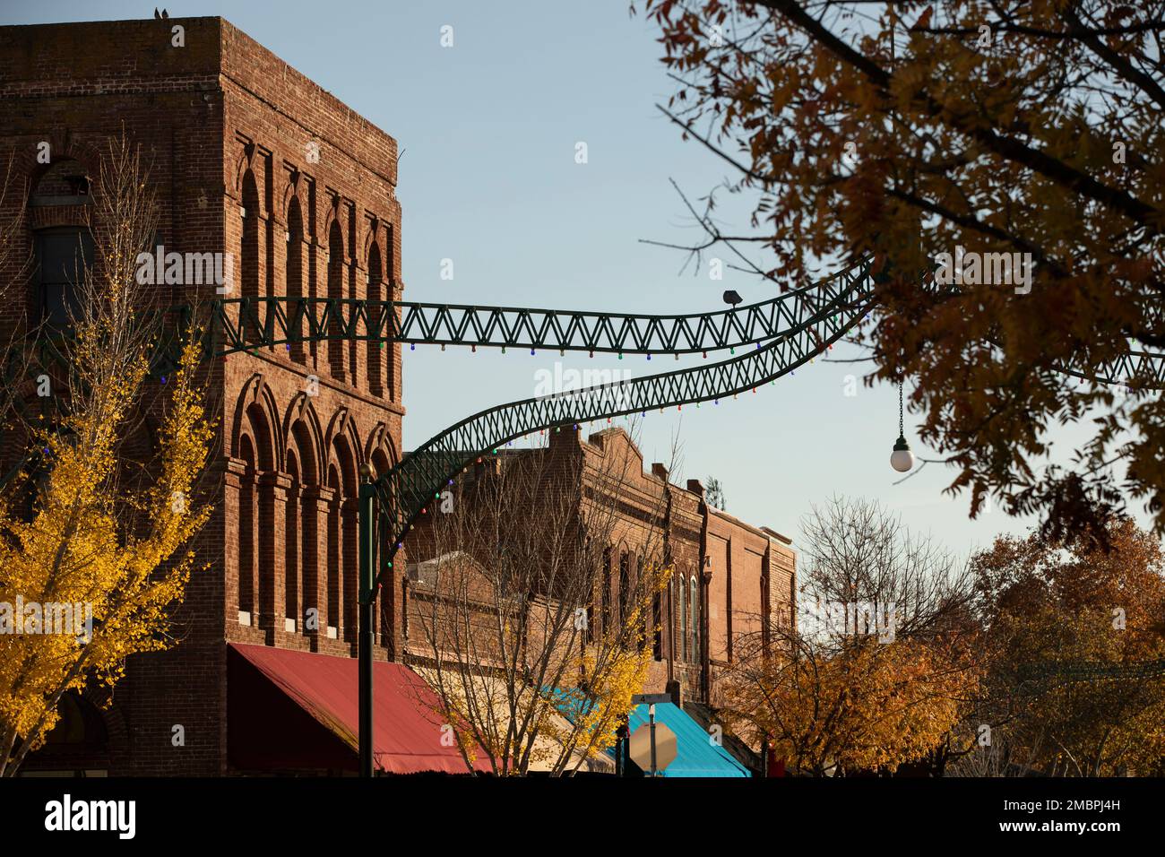 Das historische Stadtzentrum von Marysville, Kalifornien, USA, am späten Nachmittag. Stockfoto