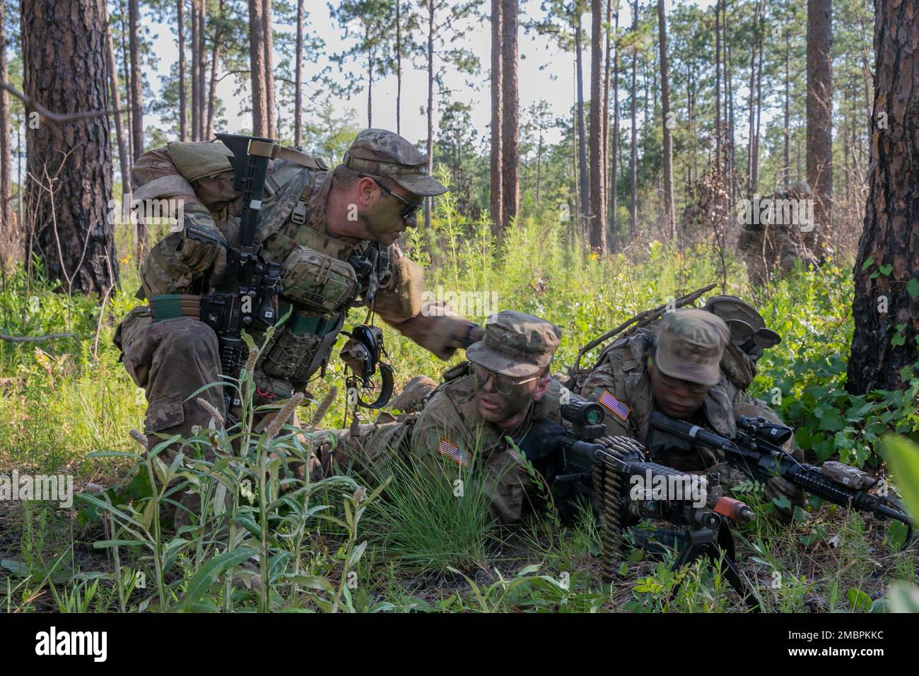USA Army Georgia National Guard Soldaten der Alpha Company mit Sitz in Griffin, 2. Bataillon, 121. Infanterie-Regiment, 48. Infanterie-Brigaden-Kampfteam, ziehen Sicherheitskräfte, während sie einen abmontierten Konvoi in einem leichten gepanzerten Konvoi während der Exportable Combat Training Capability Übung 48. des IBCT in Fort Stewart, Georgia, am 19. Juni 2022, überfallen. XCTC ist die USA Das Rekordprogramm der Nationalgarde der Armee, das es Brigaden-Kampfteams ermöglicht, die ausgebildete Platoon-Bereitschaft zu erreichen, die notwendig ist, um weltweit zu entsenden, zu kämpfen und Schlachten zu gewinnen. Die XCTC-Übung umfasst etwa 4.400 Brigade pro Stockfoto