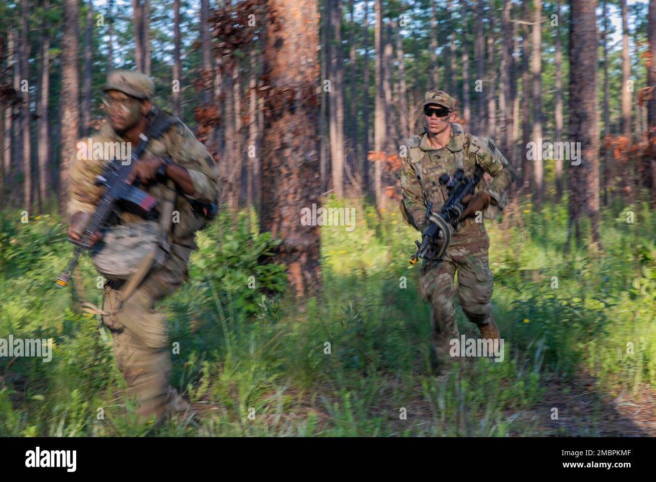 USA Soldat der Armee Georgia National Guard, SPC. Ryan Starbird, ein Infanterist der Alpha Company mit Sitz in Griffin, 2. Bataillon, 121. Infanterie-Regiment, 48. Infanterie-Brigade-Kampfteam, geht in Deckung, während er während der Exportablen Kampfübung des IBCT im Jahr 48. in Fort Stewart einen Überfall auf einen leichten Konvoi führte. Ga am 19. Juni 2022. XCTC ist die USA Das Rekordprogramm der Nationalgarde der Armee, das es Brigaden-Kampfteams ermöglicht, die ausgebildete Platoon-Bereitschaft zu erreichen, die notwendig ist, um weltweit zu entsenden, zu kämpfen und Schlachten zu gewinnen. Die XCTC-Übung umfasst einen Stockfoto