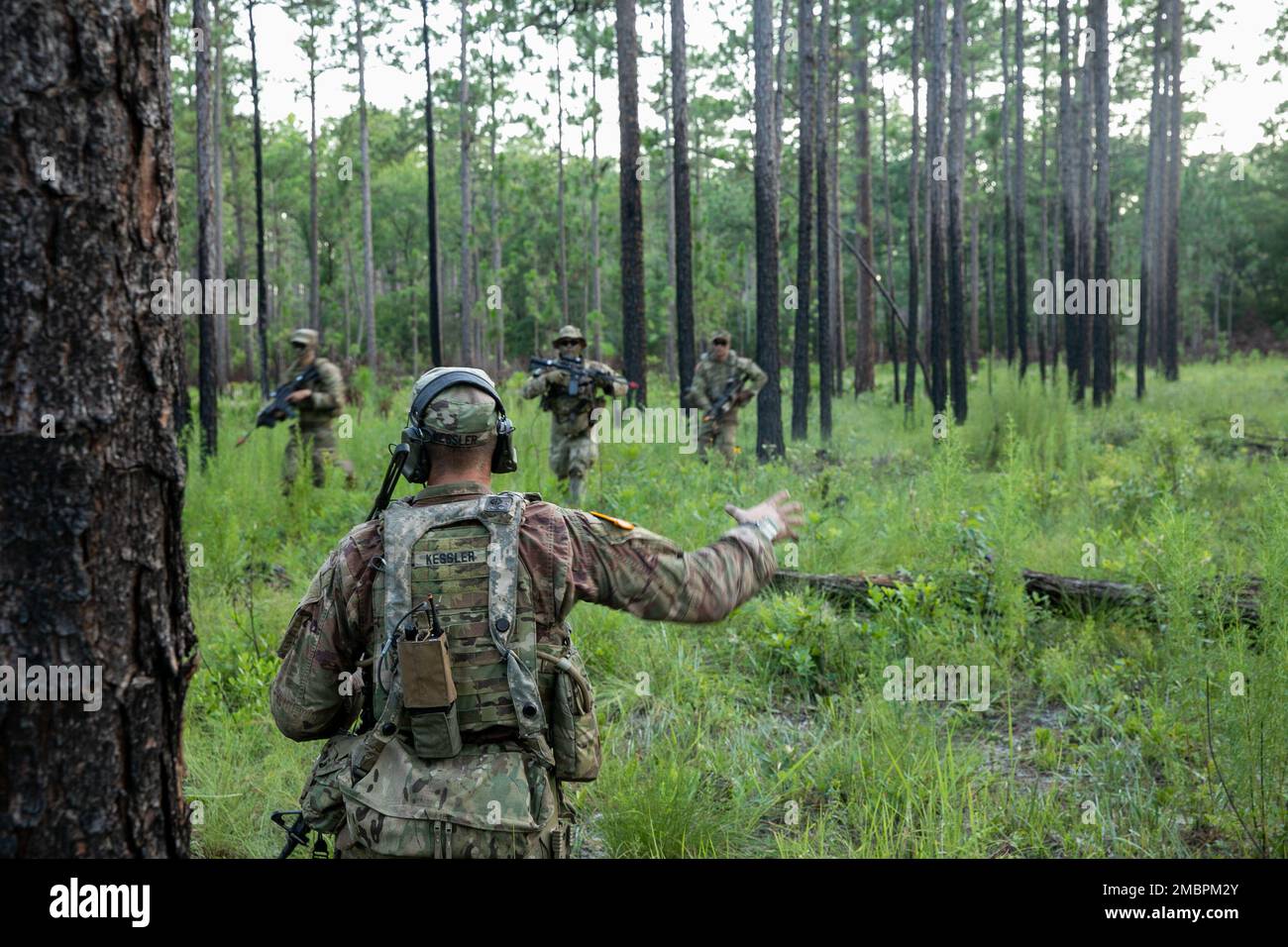 USA Army Georgia National Guard Staff Sgt. John Kessler, ein Platoon Sergeant der Alpha Company mit Sitz in Griffin, 2. Bataillon, 121. Infanterie-Regiment, ist verantwortlich für Soldaten, die während eines abgesetzten Hinterhalts auf einen leichten gepanzerten Konvoi in Fort Stewart, Georgia, 19. Juni 2022 durch das Ziel gehen. XCTC ist die USA Das Rekordprogramm der Nationalgarde der Armee, das es Brigaden-Kampfteams ermöglicht, die ausgebildete Platoon-Bereitschaft zu erreichen, die notwendig ist, um weltweit zu entsenden, zu kämpfen und Schlachten zu gewinnen. An der XCTC-Übung werden etwa 4.400 Brigademitglieder aus ganz Georgien teilnehmen. Stockfoto