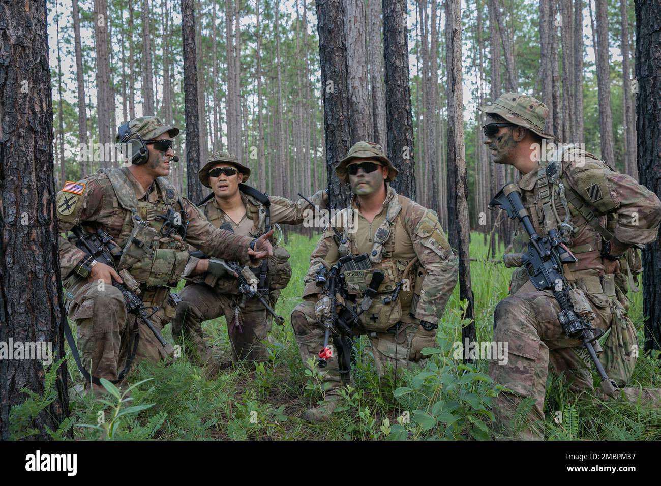 USA Army Georgia National Guard Soldier, Staff Sergeant John Kessler, Platoon Sergeant, mit der Griffin-basierten Alpha Company, 2. Bataillon, 121. Infanterie-Regiment, 48. Infanterie-Brigade-Kampfteam, Erhält den Bericht der Truppenführer, nachdem sie sich während der Exportable Combat Training Capability Übung 48. des IBCT in Fort Stewart, Georgia, am 19. Juni 2022 mit dem Ziel eines abgesegneten Hinterhalts auf einen lichtgepanzerten Konvoi beschäftigt haben. XCTC ist die USA Das Rekordprogramm der Nationalgarde der Armee, das es Brigaden-Kampfteams ermöglicht, die ausgebildete Platoon-Bereitschaft zu erreichen, die notwendig ist, um zu entsenden, zu kämpfen und die Schlacht zu gewinnen Stockfoto
