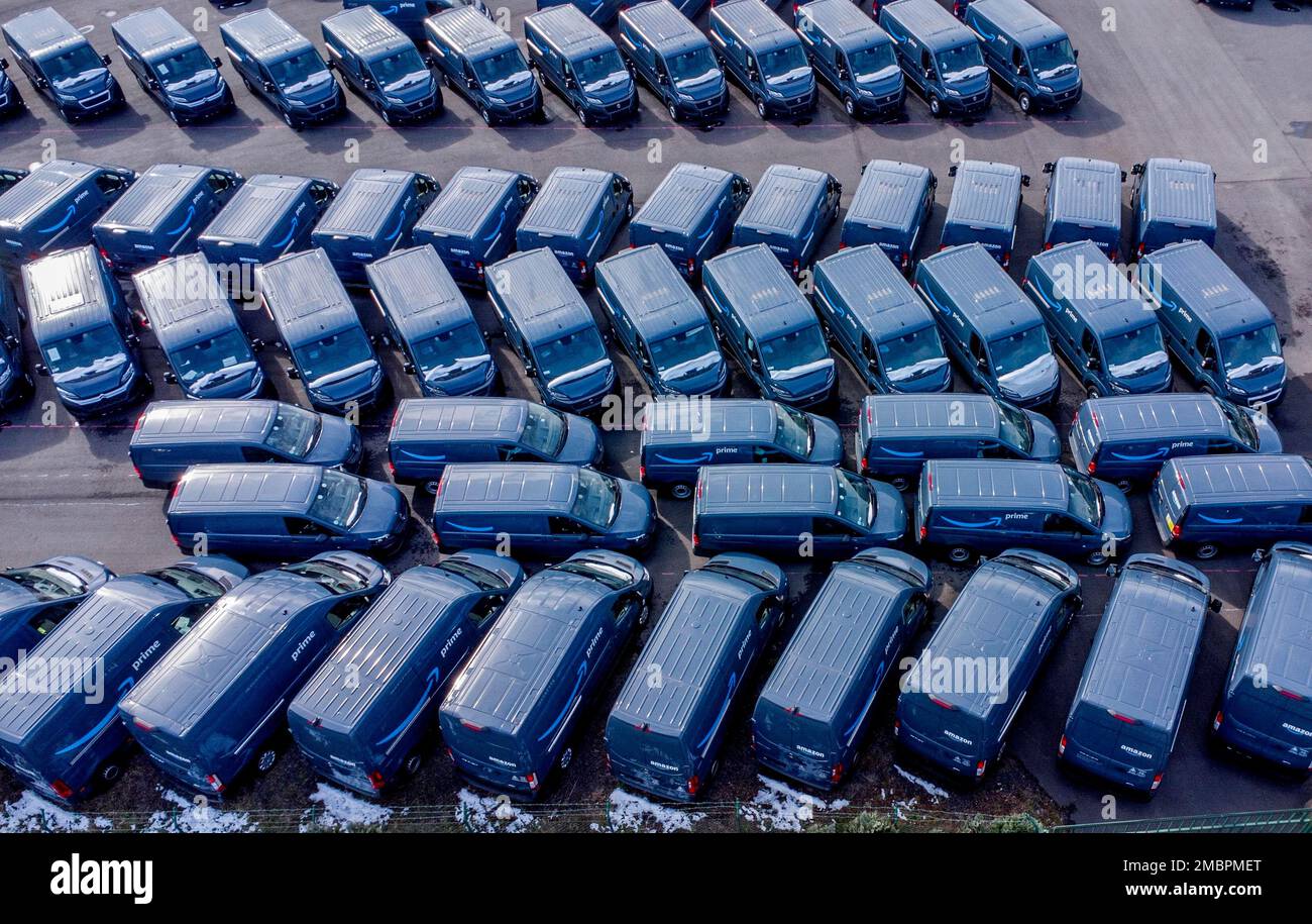 Amazon delivery cars a parked in the village of Niederjossa, some 100 km north of Frankfurt, Germany, Monday, April 4, 2022. (AP Photo/Michael Probst) Stockfoto
