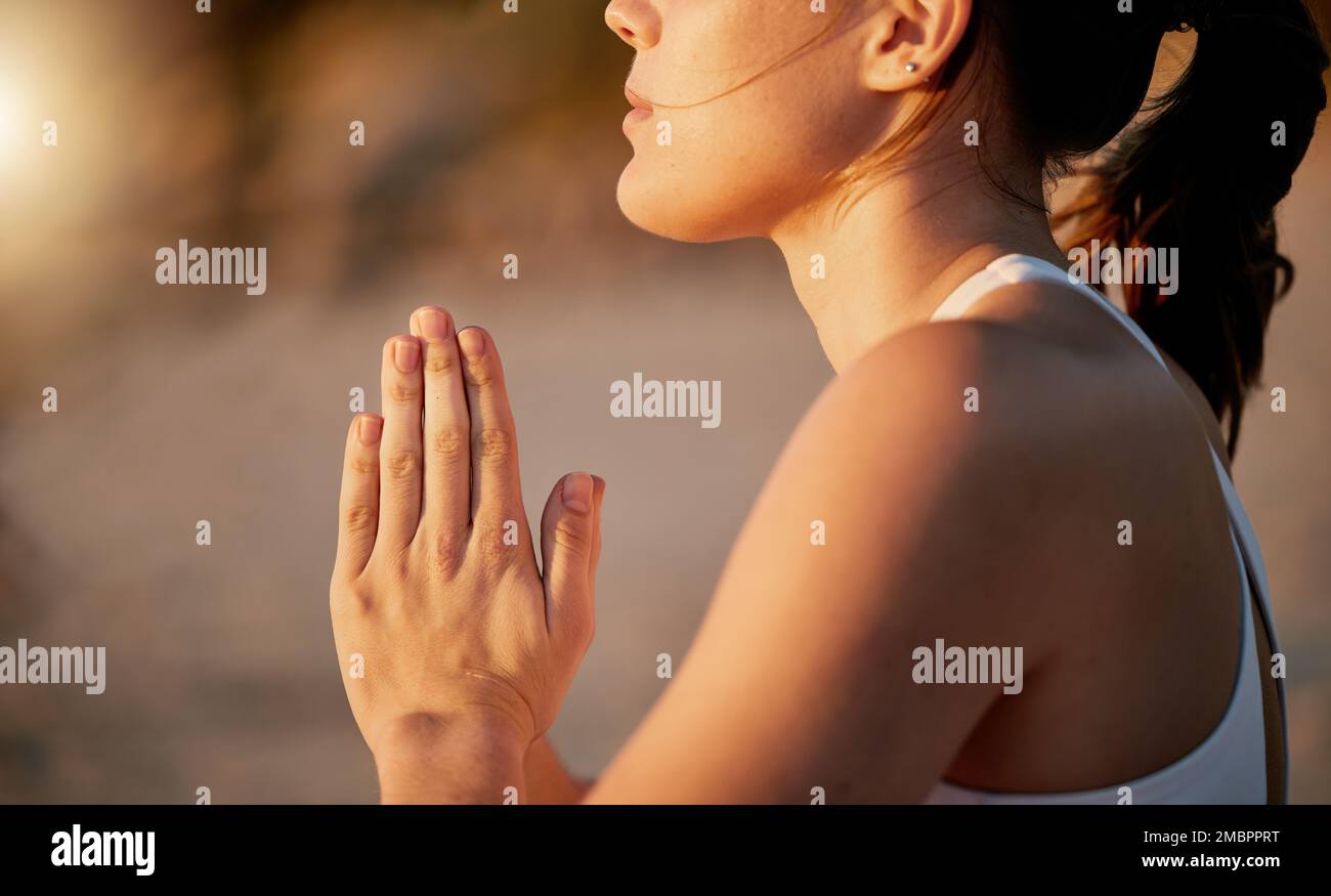 Gebetshänder, Yoga-Meditation und Profil der Frau im Freien für Gesundheit und Wellness. Zen Chakra, Pilates Fitness und weiblicher Yoga mit namaste Hand Stockfoto