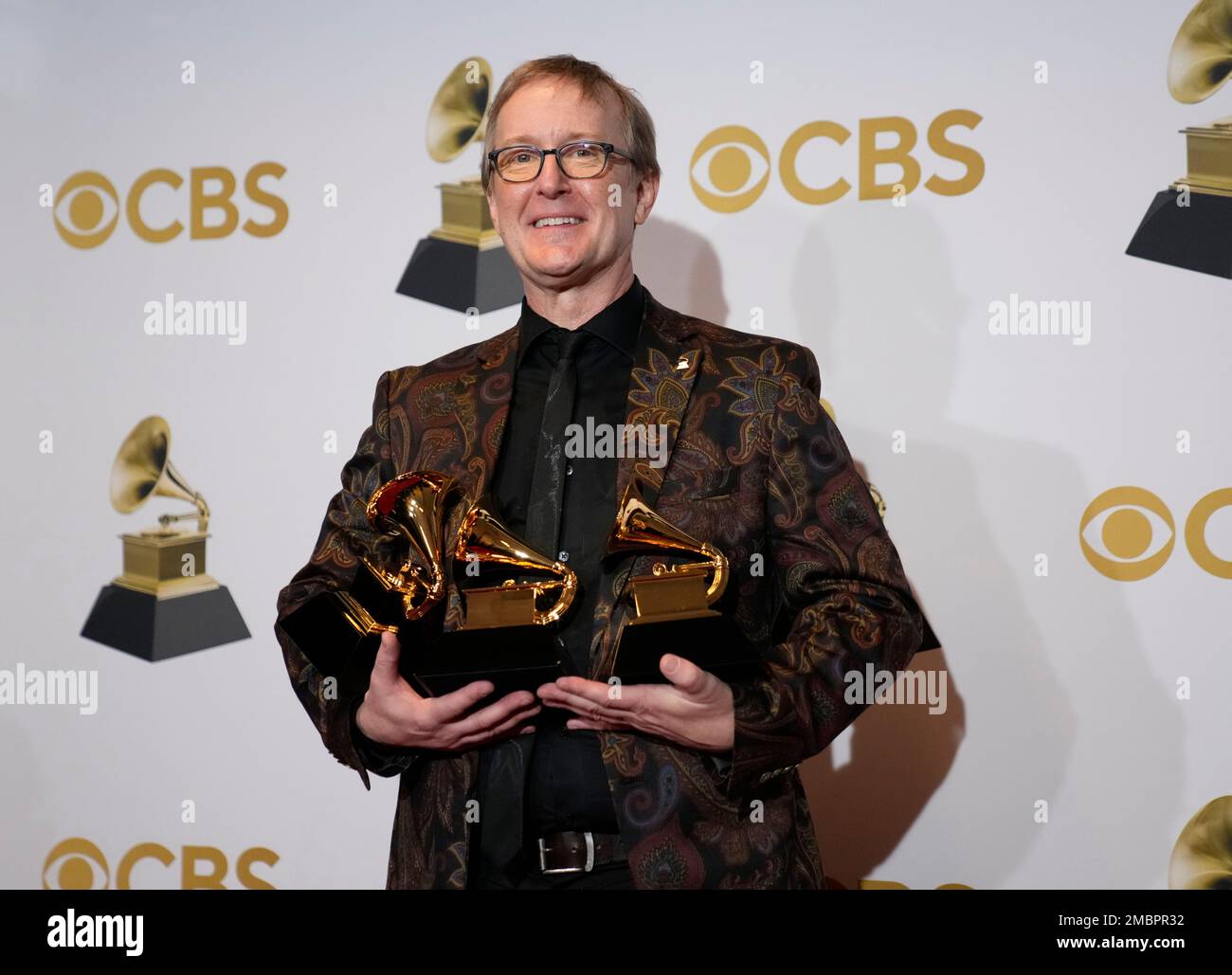 Michael Romanowski, winner of the awards for best engineered album, classical, and best immersive audio album (63rd Grammy season) for "Soundtrack of the American Soldier," poses in the press room at the 64th Annual Grammy Awards at the MGM Grand Garden Arena on Sunday, April 3, 2022, in Las Vegas. (AP Photo/John Locher) Stockfoto