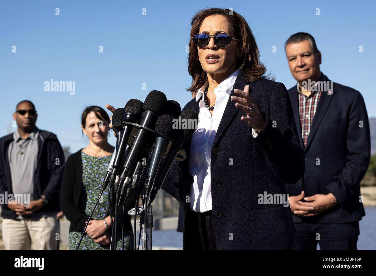 Die US-Vizepräsidentin Kamala Harris äußert sich am 20. Januar 2023 auf einer Tour durch das Tujunga Spreading Grounds in Sun Valley, Kalifornien. Die Ausbreitungsgebiete laden das Grundwasser von Los Angeles Countys. Zusammen mit dem Vizepräsidenten sind folgende Bilder zu sehen: Stellvertretende Sekretärin Tanya Trujillo, US-Innenministerium; US-Senator Alex Padilla (Demokrat von Kalifornien); US-Repräsentant Tony Cardenas (Demokrat von Kalifornien); Secretary Wade Crowfoot, California Natural Resources Agency; Lindsey Horvath, Aufsichtsrat von Los Angeles County; Und Direktor Mark Pestrella, Los Angeles County Public Stockfoto