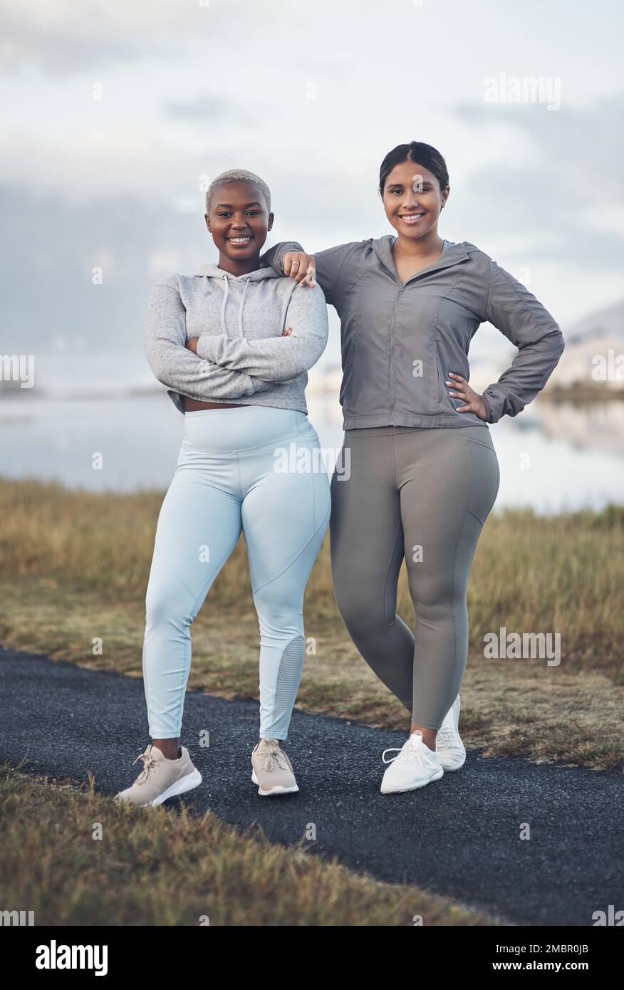 Meine beste Freundin ist diejenige, die mich motiviert, wenn ich nachlasse. Zwei Freunde machen zusammen ein Workout. Stockfoto