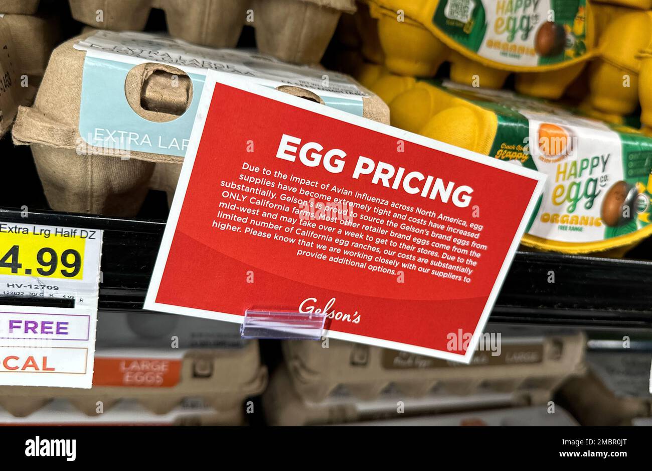 Santa Barbara, Kalifornien, USA 20. Januar 2023. Red Egg-Pricing Erklärungsschild bei Gelson:.der hohe Preis von Eiern hat dazu geführt, dass die Käufer in Kalifornien und dem Rest der USA nach bezahlbaren Alternativen suchen, teilweise wegen eines Ausbruchs im Mittleren Westen der Vogelgrippe. (Kreditbild: © Amy Katz/ZUMA Press Wire) NUR REDAKTIONELLE VERWENDUNG! Nicht für den kommerziellen GEBRAUCH! Kredit: ZUMA Press, Inc./Alamy Live News Stockfoto