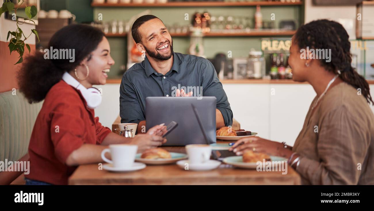 Team, Remote-Arbeit und Brainstorming im Café, Gespräch und Planung für Gruppenprojekt, Strategie und Zufriedenheit. Personal, Führungskraft und Teamarbeit beim Kaffee Stockfoto