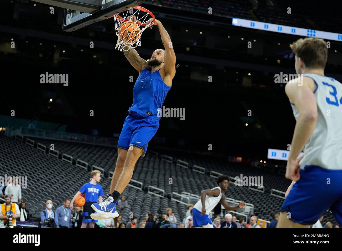 Duke forward Theo John (12) goes to the hoop during practice for the men's Final Four NCAA college basketball tournament, Friday, April 1, 2022, in New Orleans. (AP Photo/Brynn Anderson) Stockfoto