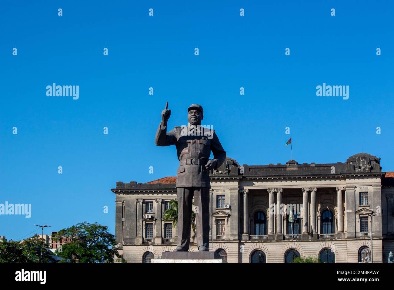 Statue des ersten Präsidenten der Republik Mosambik und im Hintergrund das Gebäude des Gemeinderats auf dem Independence Square Stockfoto