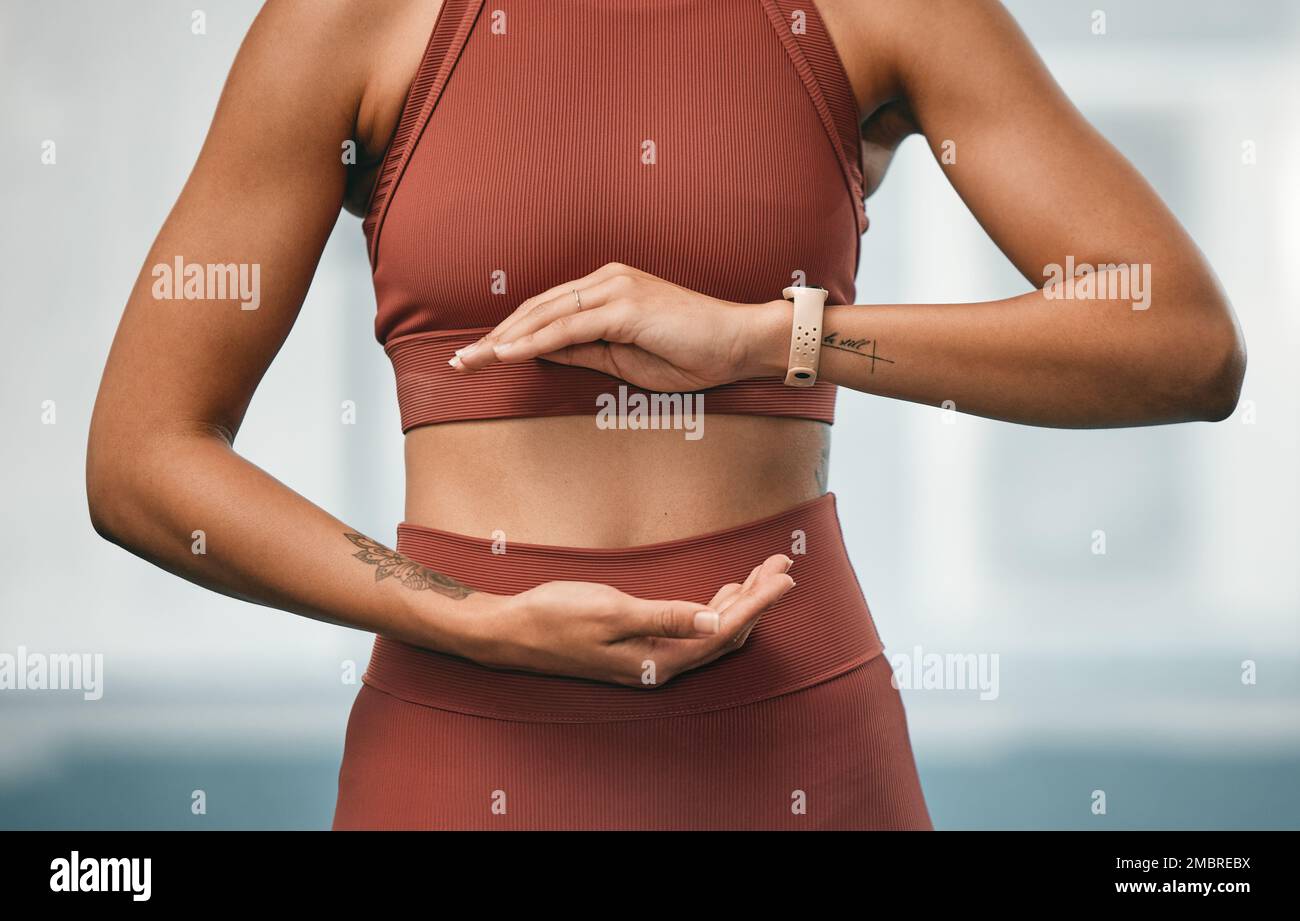 Fitness, Frau und Hände im Tai Chi Training, spirituelle Übung oder Yoga für gesunden Geist und Körper im Fitnessstudio. Eine Frau, die den Energiekugel in sich hält Stockfoto