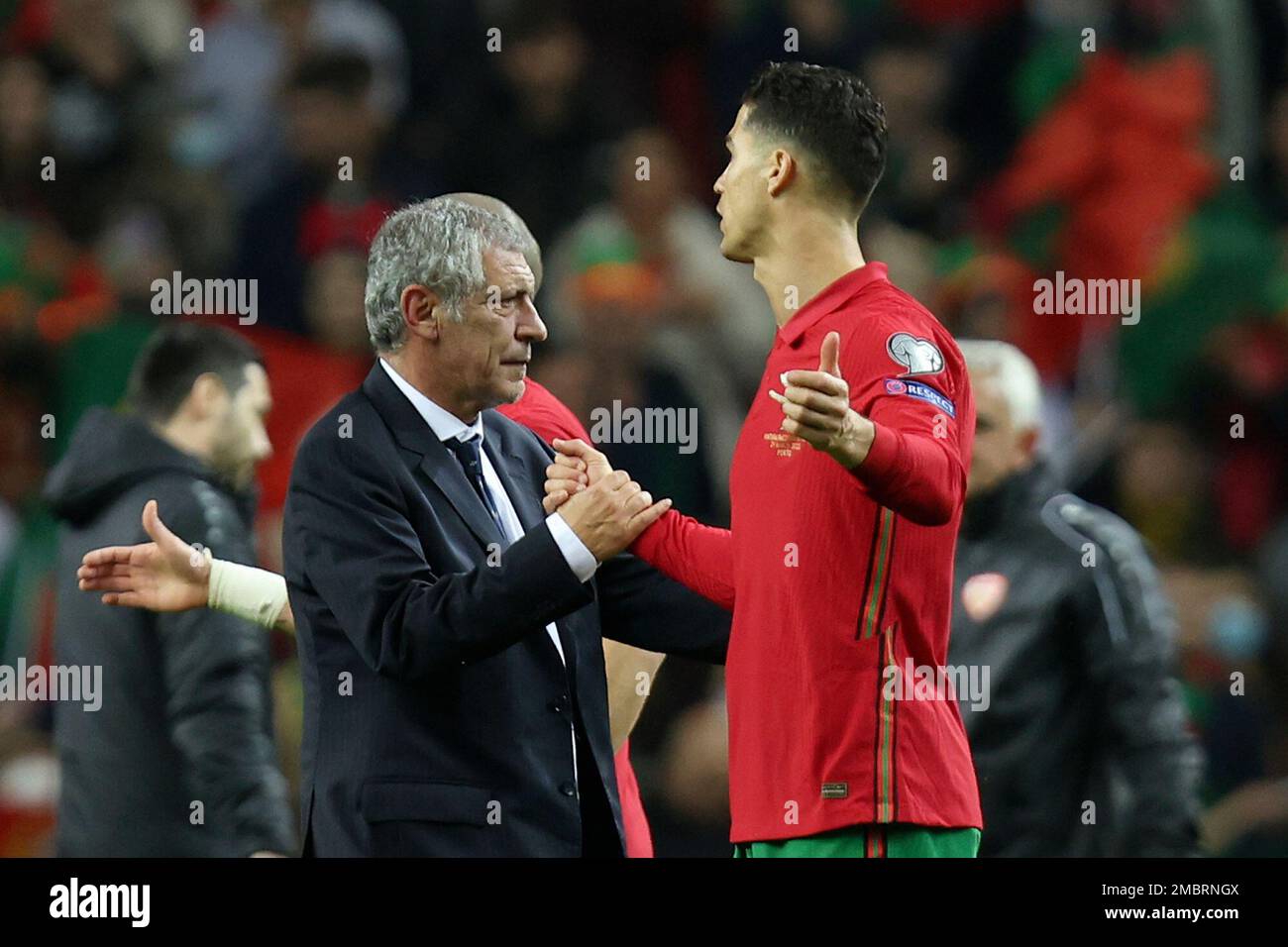 Portugal's Cristiano Ronaldo shakes hands with Portugal coach Fernando Santos at the end of the World Cup 2022 playoff soccer match between Portugal and North Macedonia, at the Dragao stadium in Porto, Portugal, Tuesday, March 29, 2022. Portugal won 2-0. (AP Photo/Luis Vieira) Stockfoto
