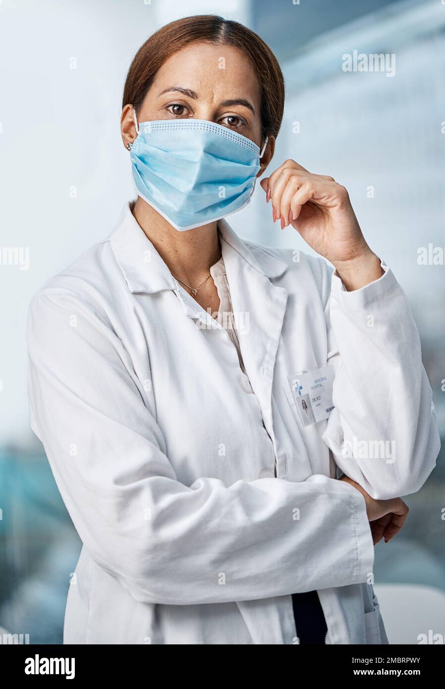 In dieser unsicheren Zeit wendet sich die Welt an medizinische Fachkräfte. Porträt eines Arztes mit Gesichtsmaske im Krankenhaus. Stockfoto