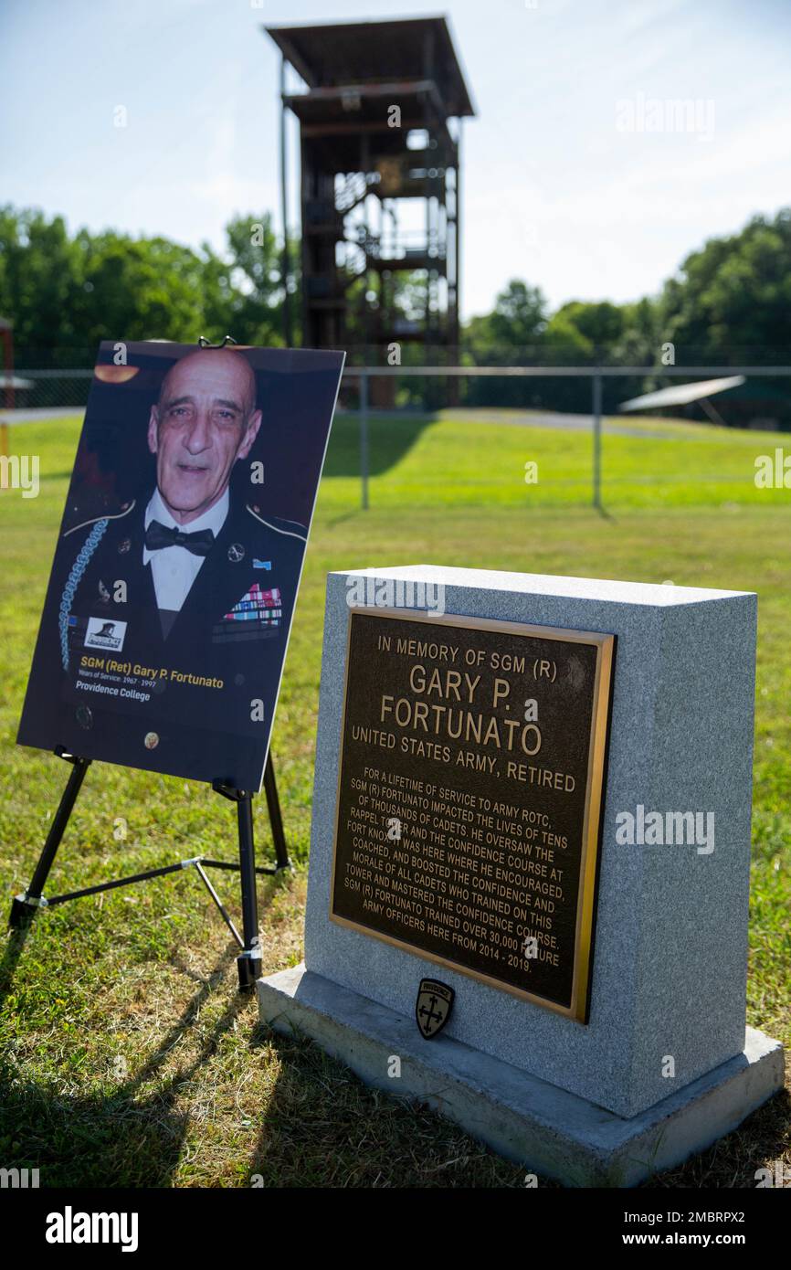 USA Das Kommando des Armeekadetts veranstaltet die Enthüllungszeremonie für den Trainingskomplex Sgt. Major Gary Fortunato in Fort Knox, Ky., 21. Juni 2022. Fortunato ging 1997 nach 30 Jahren im Dienst in den Ruhestand und diente für die nächsten 23 Jahre bis zu seinem frühzeitigen Tod im April 2020 als ROTC-Ausbilder der Vertragsarmee am Providence College. Während seiner Zeit bei Army ROTC lehrte Fortunato mehr als 575 Kadetten auf militärisch-wissenschaftlicher II-Ebene, nahm an 46 Feldübungen, über 500 Farbsichterzeremonien Teil und trainierte über 38.000 Kadetten im Rahmen des Vertrauenskurses beim Cadet Summer Training. | Stockfoto