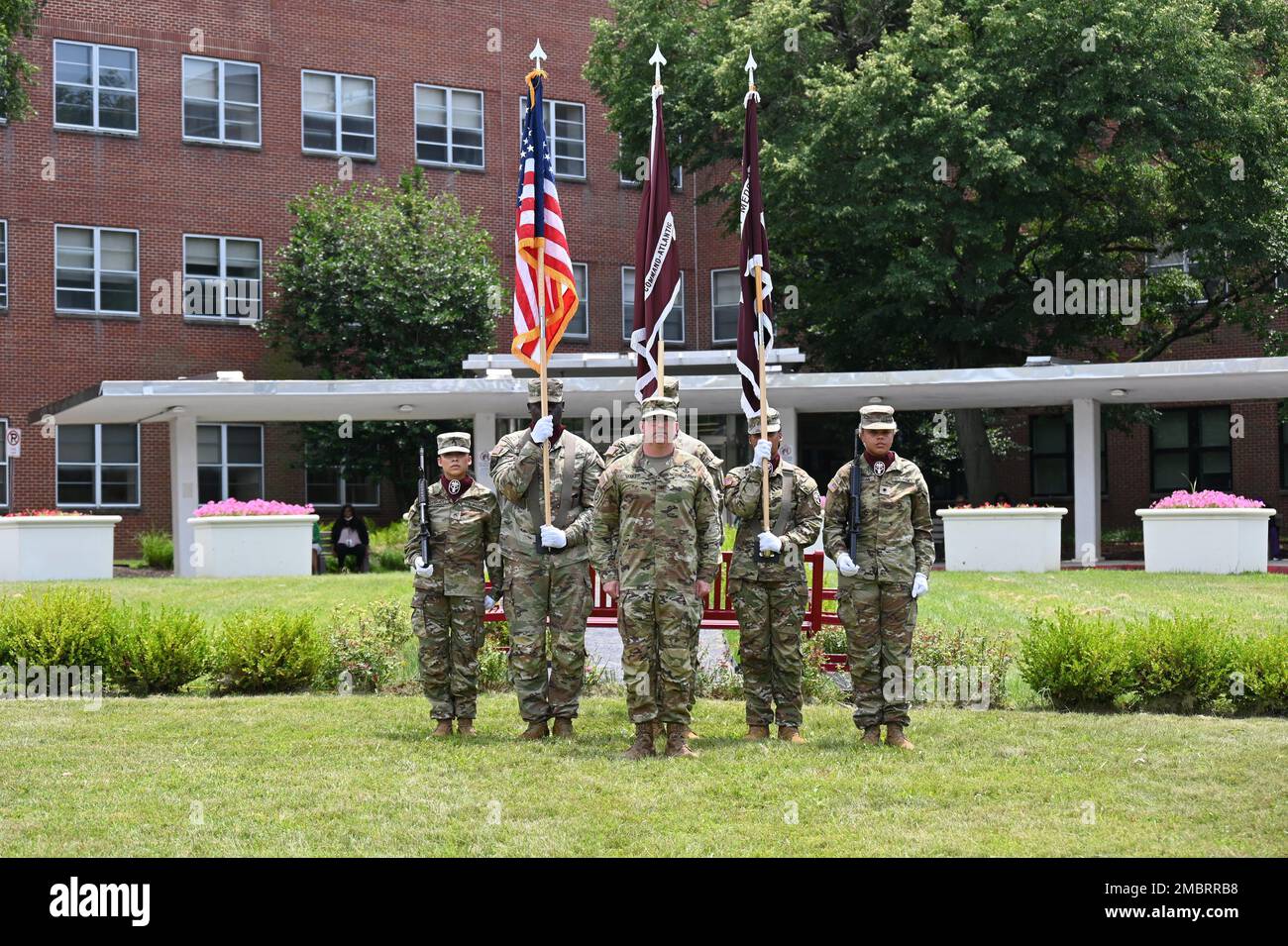 Oberst James C. Maker, Aktivitätskommandant der medizinischen Abteilung Fort Meade, übernimmt das Kommando über den MEDDAC bei einer Zeremonie zum Kommandowechsel am Haupteingang des Kimbrough Ambulatory Care Center am 21. Juni 2022. Stockfoto