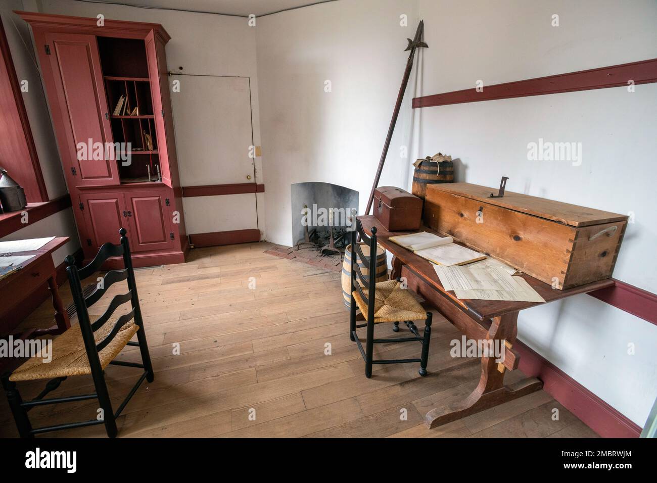 Innenansicht der Offiziersunterkünfte im Offiziershaus des Old Barracks Museum in Trenton, New Jersey, 21. Juni 2022. Das Bauwerk wurde 1758 als Kaserne im französischen und indischen Krieg errichtet und diente als Winterquartier für britische Soldaten. Während des Unabhängigkeitskriegs wurden die Baracken für eine Vielzahl von Zwecken sowohl von den Briten als auch von den Amerikanern genutzt. Britische Kriegsgefangene wurden im Offiziershaus festgehalten, vier Firmen des zweiten New Jersey Regiments der Continental Line wurden hier großgezogen, und 1777 wurden die Baracken zu einem Armeekrankenhaus unter Dr. Bodo Ott Stockfoto