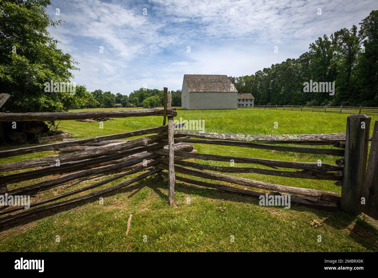 Blick auf Rockingham, Teil der Rockingham State Historic Site in Kingston, New Jersey, 21. Juni 2022. Das Haus diente während des Amerikanischen Unabhängigkeitskriegs vom 23. August bis zum 10. November 1783 als Hauptquartier von General George Washington. Während seines Aufenthalts in Rockingham schrieb Washington seine Abschiedsbefehle an die Armeen der Vereinigten Staaten. Die ursprüngliche Struktur wurde 1710 erbaut und später von John Berrien im Jahr 1735 gekauft. Josephine T. Swann hat es vor dem Abriss gerettet, der es 1896 gekauft hat. Die Washington Headquarters Association of Rocky Hill hat es umgestellt und restauriert. Im Jahr 1935, ich Stockfoto