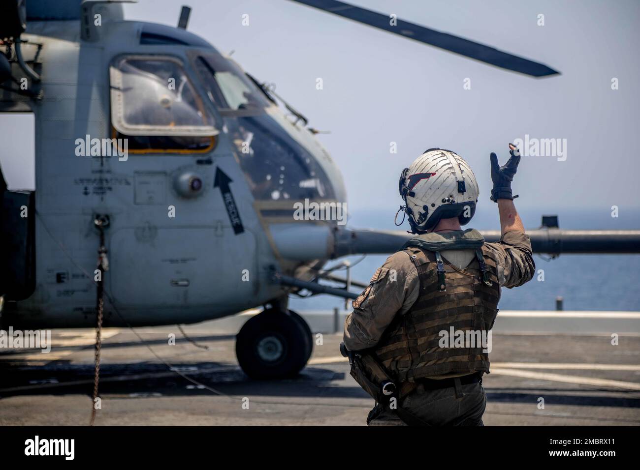 220621-A-EQ028-1083 ARABISCHER GOLF (21. Juni 2022) Aviation Warfare Systems 3. Klasse Kyle Gumz leitet einen MH-53 Sea Dragon Helicopter Helicopter Mine Countermeasures (HM) Squadron 15 während des Flugbetriebs an Bord der Expeditionsbasis USS Lewis B. Puller (ESB 3) während der Übung Iron Defender im Arabischen Golf, Juni 21. Iron Defender ist eine jährliche bilaterale Schulungsveranstaltung zwischen den USA Zentralkommando der Marinekräfte und Streitkräfte aus den Vereinigten Arabischen Emiraten. Die Übung konzentriert sich auf Maßnahmen zur Gefahrenabwehr im Seeverkehr, Minenabwehrmaßnahmen und Hafenschutz. Stockfoto