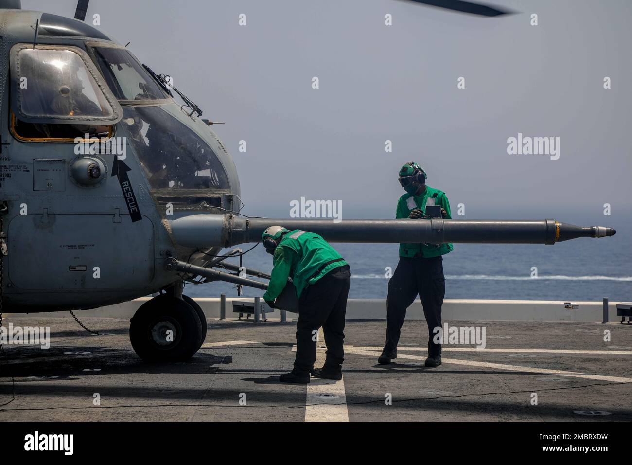 220621-A-EQ028-1118 SEELEUTE AM ARABISCHEN GOLF (21. Juni 2022) führen während des Flugbetriebs an Bord der Expeditionsbasis USS Lewis B. Puller (ESB 3) während der Übung Iron Defender im Arabischen Golf am 21. Juni eine Vorflugkontrolle auf einem MH-53 Sea Dragon Hubschrauber durch, der an Helicopter Mine Countermeasures (HM) Squadron 15 befestigt ist. Iron Defender ist eine jährliche bilaterale Schulungsveranstaltung zwischen den USA Zentralkommando der Marinekräfte und Streitkräfte aus den Vereinigten Arabischen Emiraten. Die Übung konzentriert sich auf Maßnahmen zur Gefahrenabwehr im Seeverkehr, Minenabwehrmaßnahmen und Hafenschutz. Stockfoto