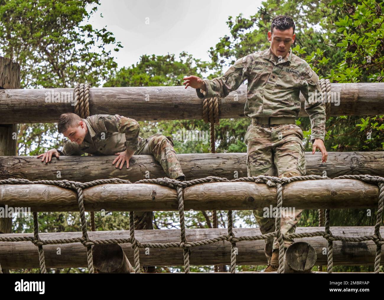 SPC. Cole Sweeney und SPC. Derek Nicoletti, Soldaten der 42. Militärpolizeibrigade, navigieren Sie einen Hinderniskurs im Rahmen des Wettbewerbs der besten Truppe des I Corps, 21. Juni 2022. Der Wettbewerb „Bestes Team“ unterstreicht die Bedeutung der Mannschaft, indem ein positives Klima geschaffen wird, in dem unsere Soldaten Mitglieder eines geschlossenen Teams sind, das gut ausgebildet, diszipliniert und fit ist. Stockfoto