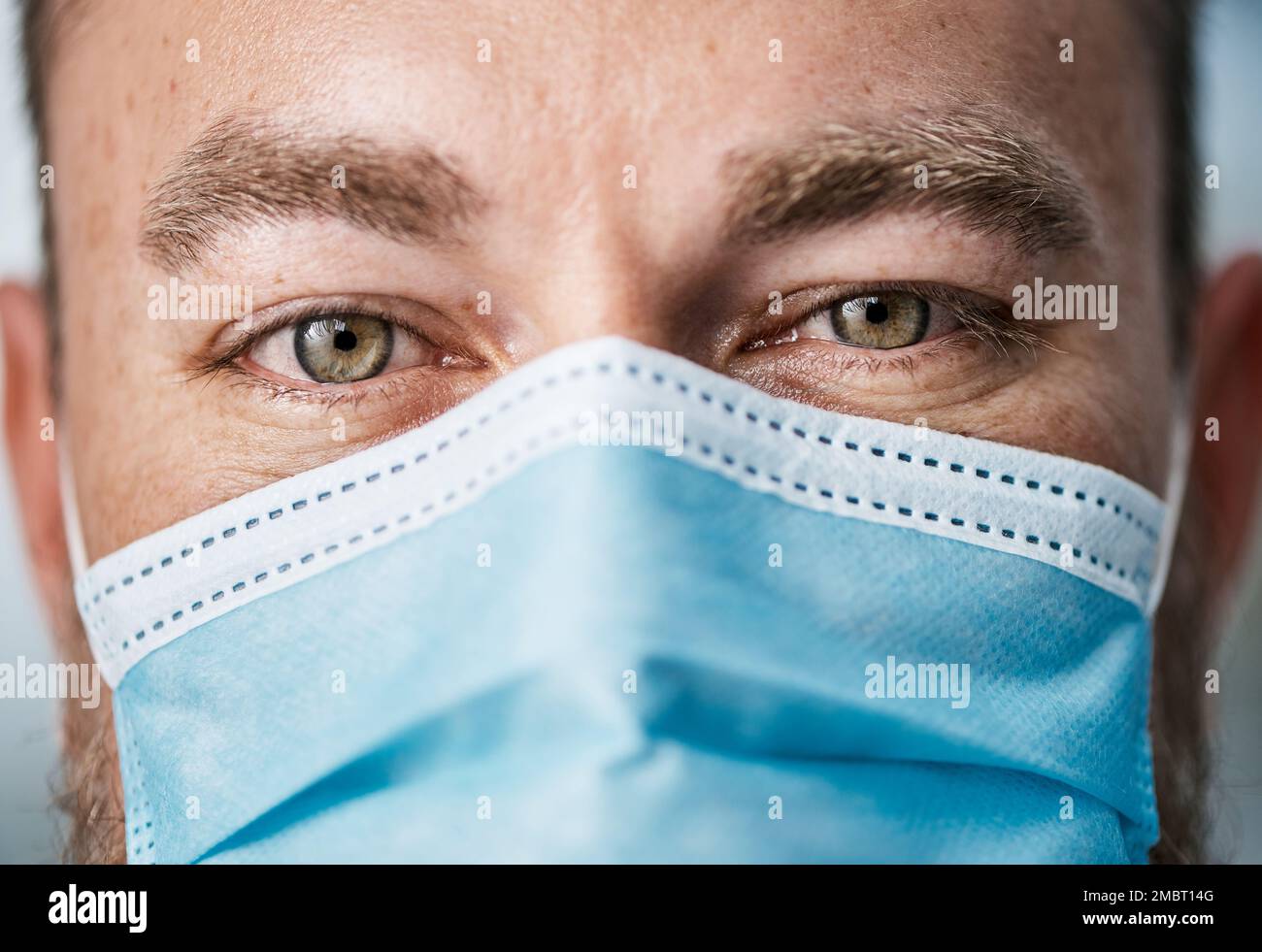 Niemand kann vorhersagen, was in dieser Pandemie passieren wird. Porträt eines Mannes mit Gesichtsmaske. Stockfoto