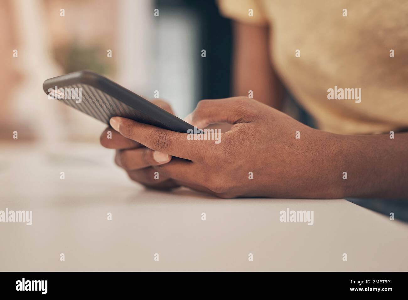Alles, was Sie wirklich brauchen, um in Kontakt zu bleiben. Eine Frau, die ein Smartphone verwendet, während sie von zu Hause aus arbeitet. Stockfoto