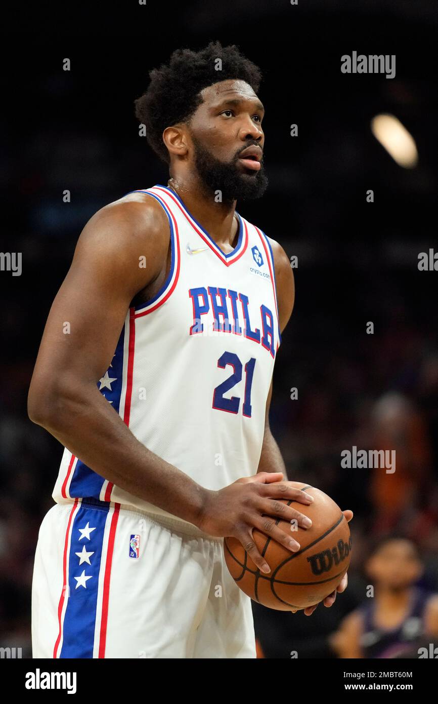 Philadelphia 76ers center Joel Embiid (21) during the first half of an NBA basketball game against the Phoenix Suns, Sunday, March 27, 2022, in Phoenix. (AP Photo/Rick Scuteri) Stockfoto